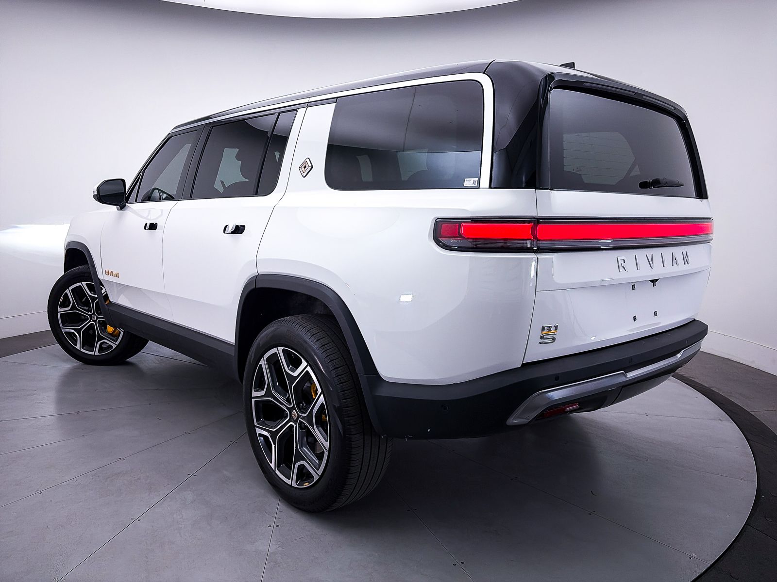 Used 2024 Rivian R1S Adventure with VIN 7PDSGABA8RN039170 for sale in Scottsdale, AZ