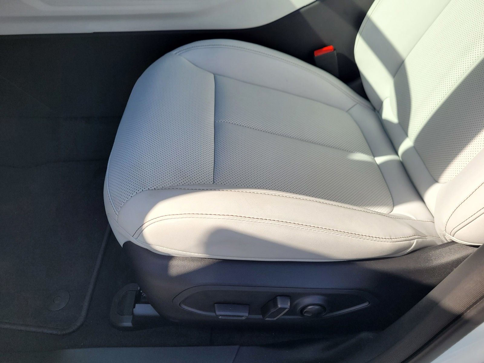 New 2026 White/off-white Jeep Limited image 13