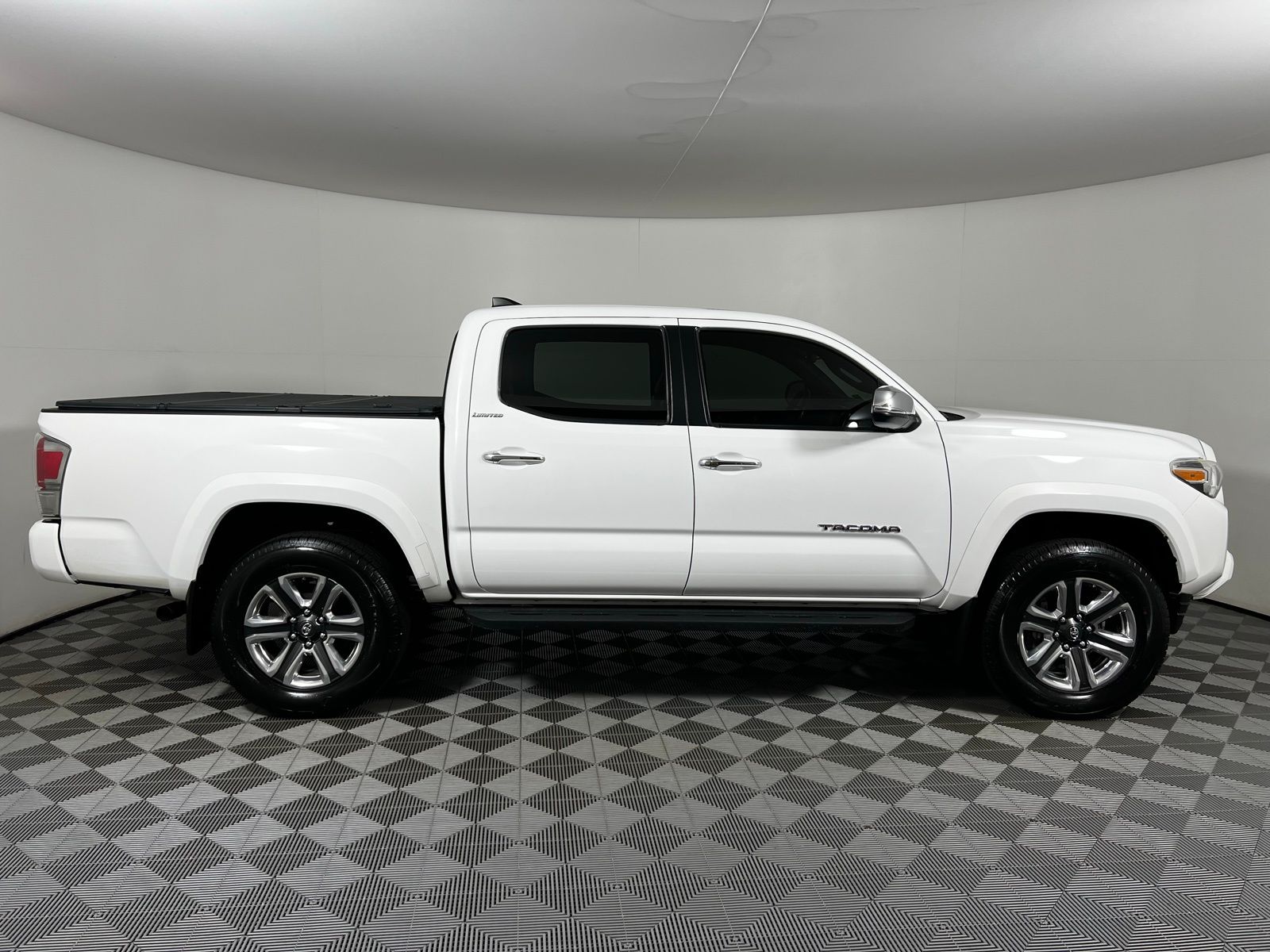 2017 Toyota Tacoma Limited 4