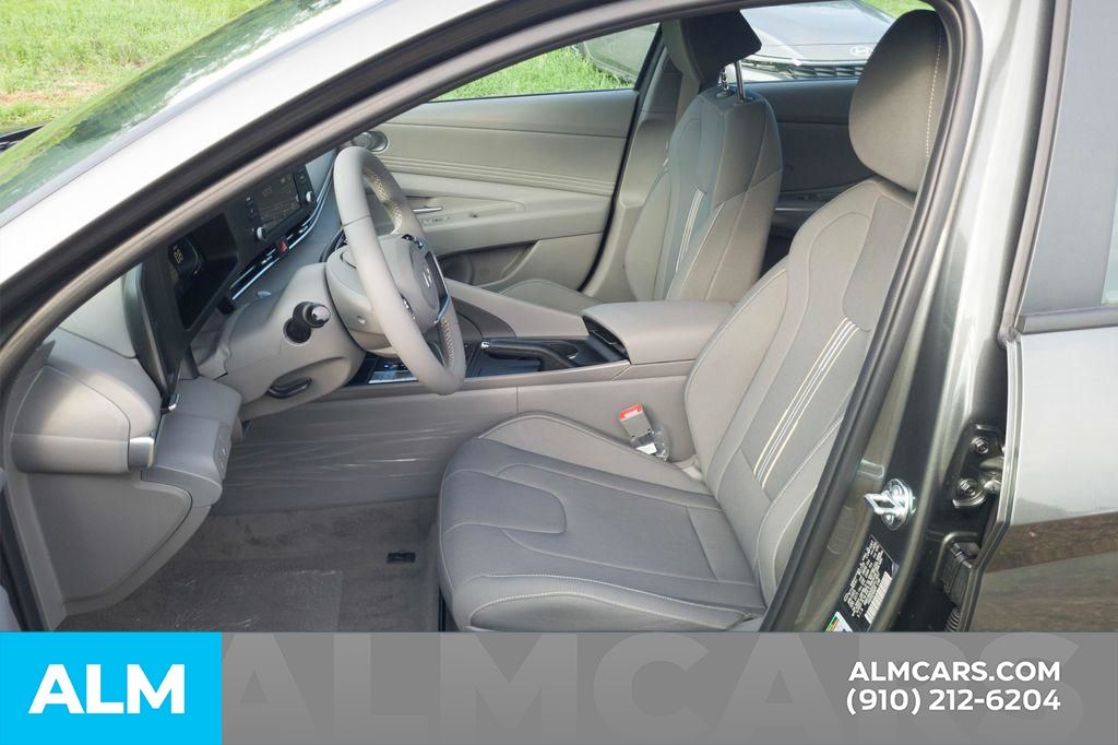 Used 2025 Gray Hyundai SEL Sport image 14