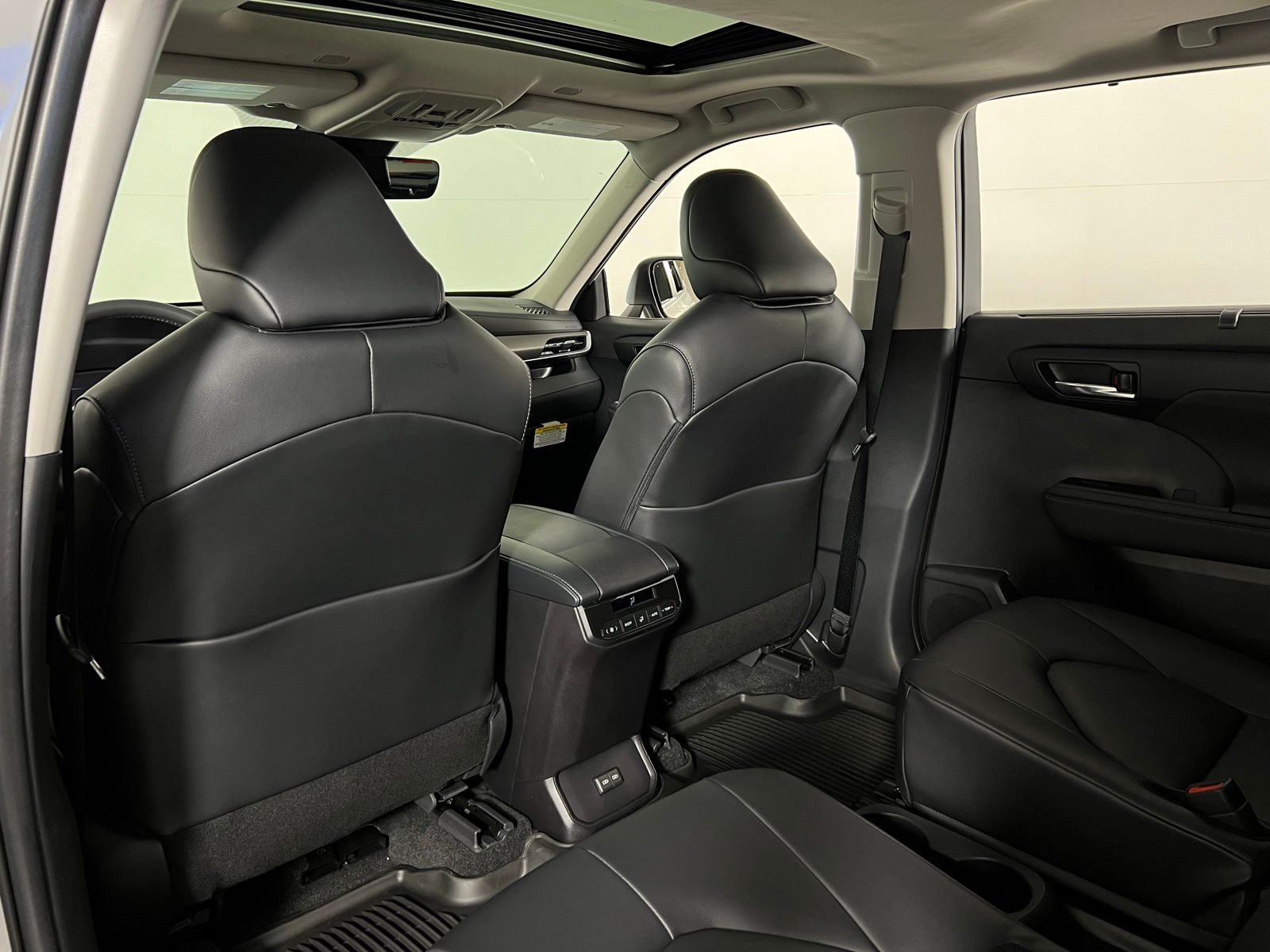 2025 Toyota Highlander XLE 19