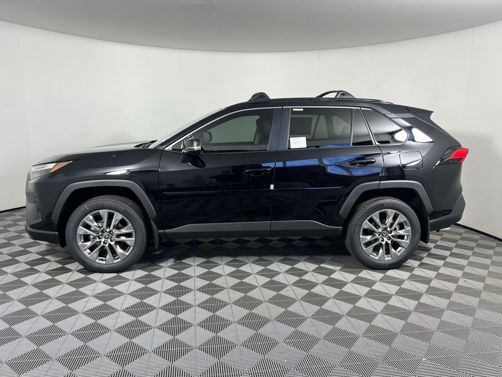2025 Toyota RAV4 XLE Premium 8