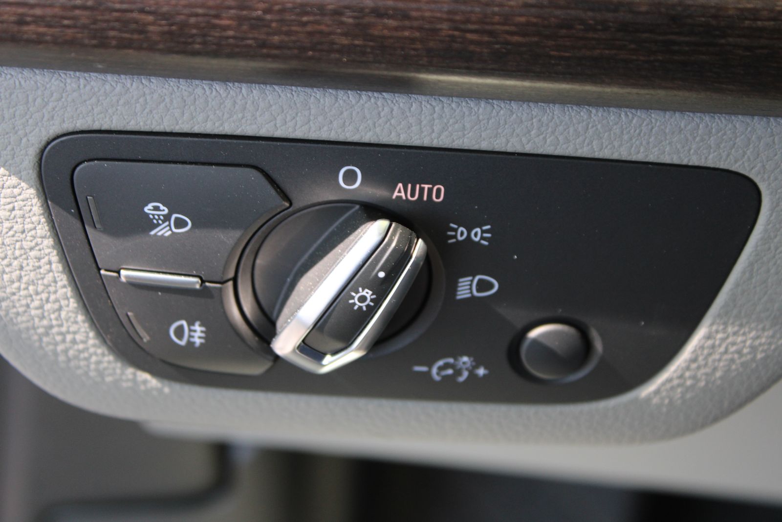 Used 2025  Audi 40 Premium Plus image 25