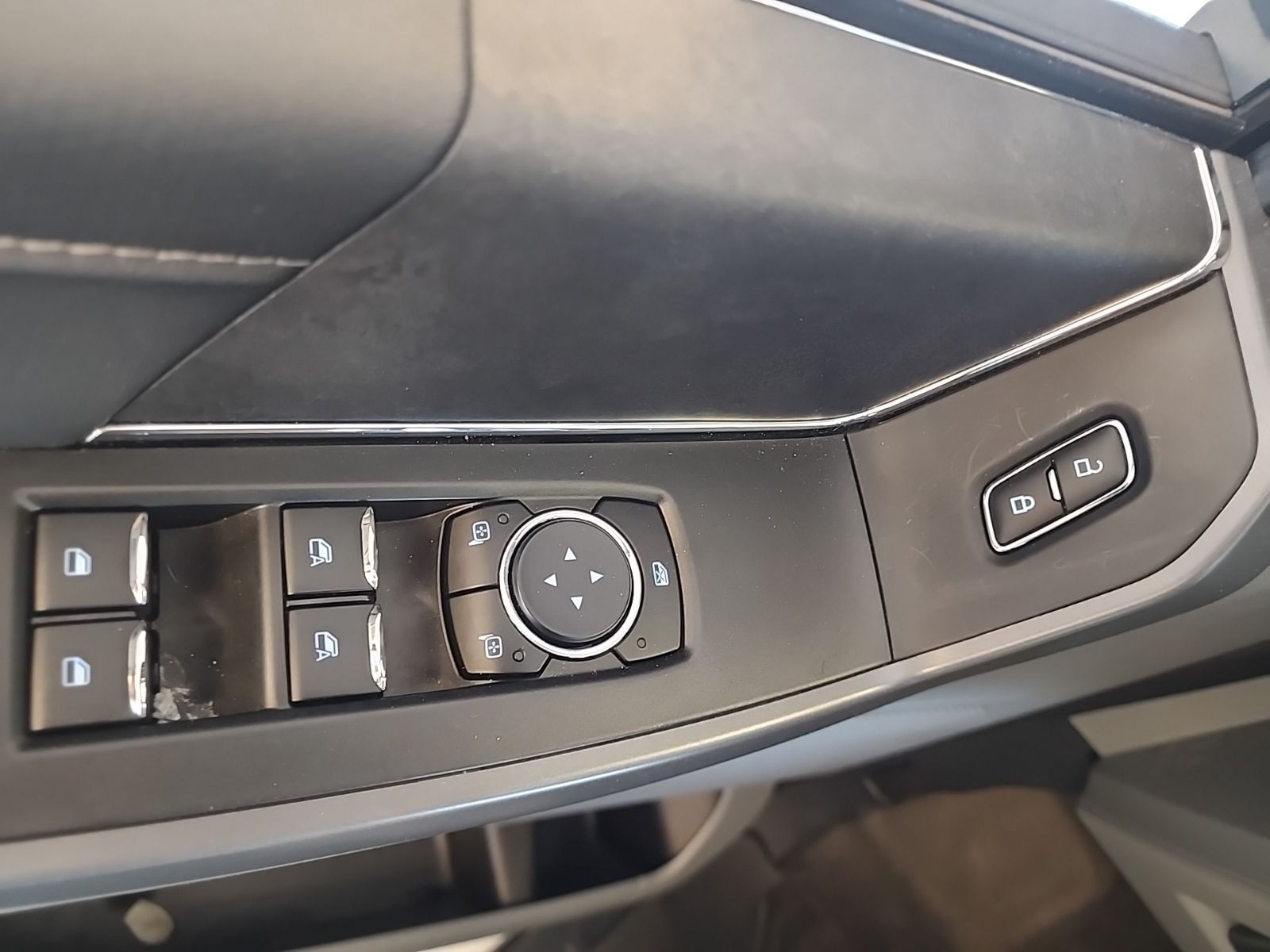 Used 2025 Oxford White Ford XLT image 26