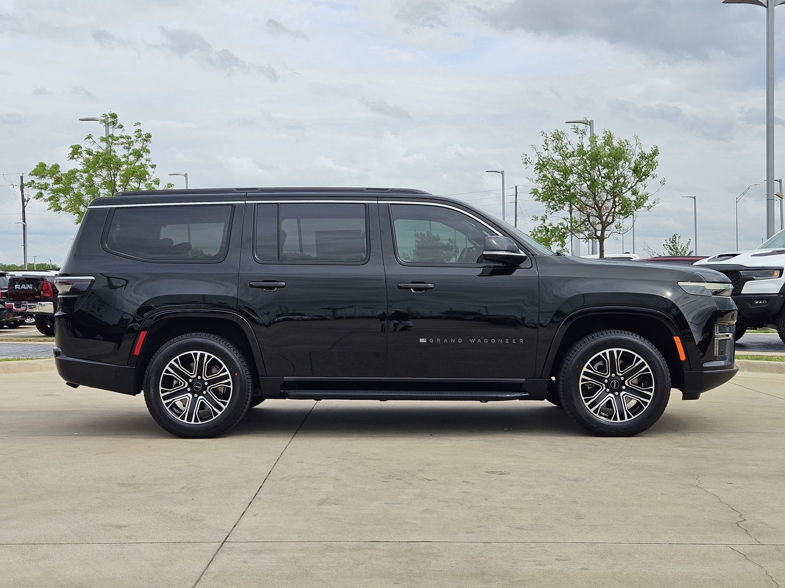 View vehicle photo 7