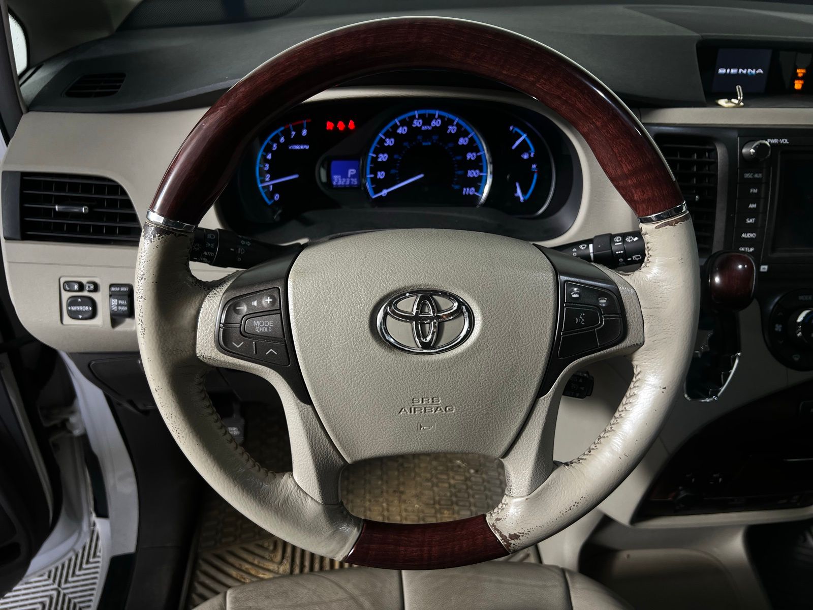 Thumbnail: 2011 Toyota Sienna - 9