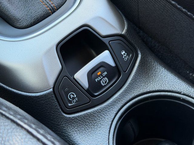 Used 2021 White Clearcoat Jeep Latitude image 39