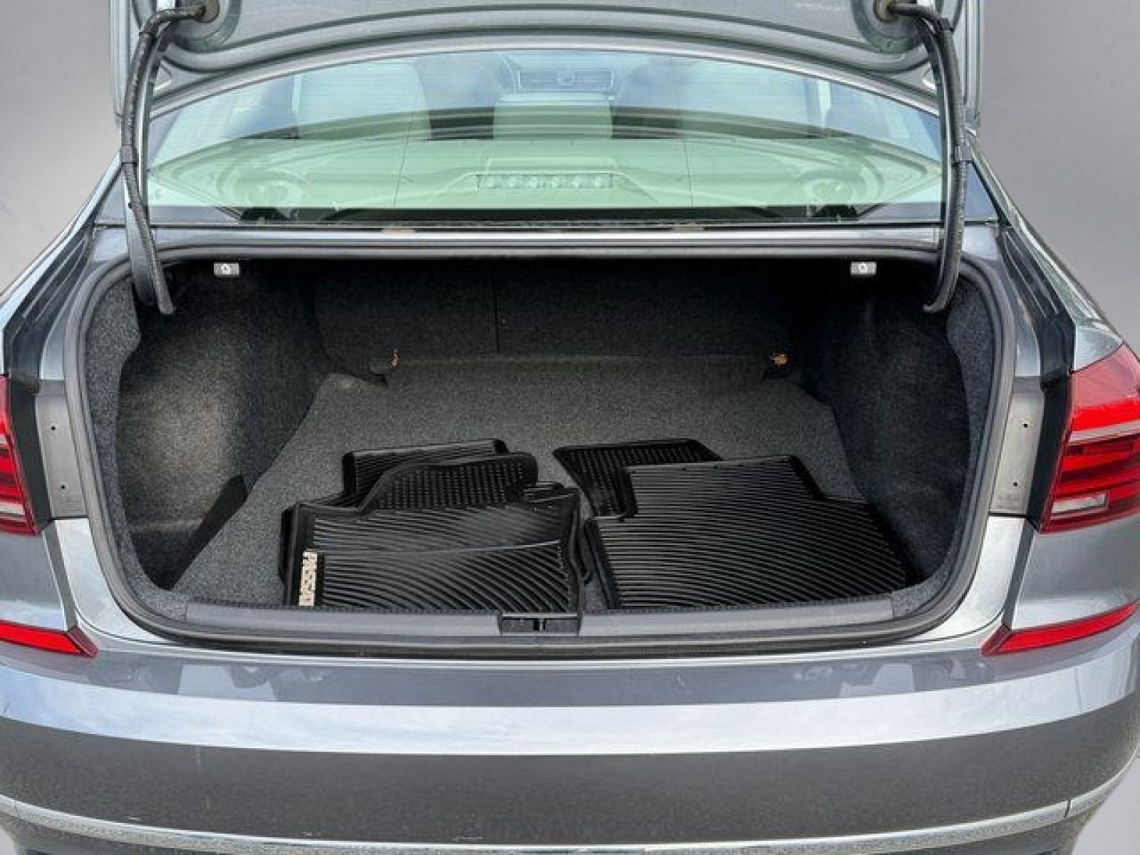 Used 2018 Gray Volkswagen 2.0T R-Line image 23