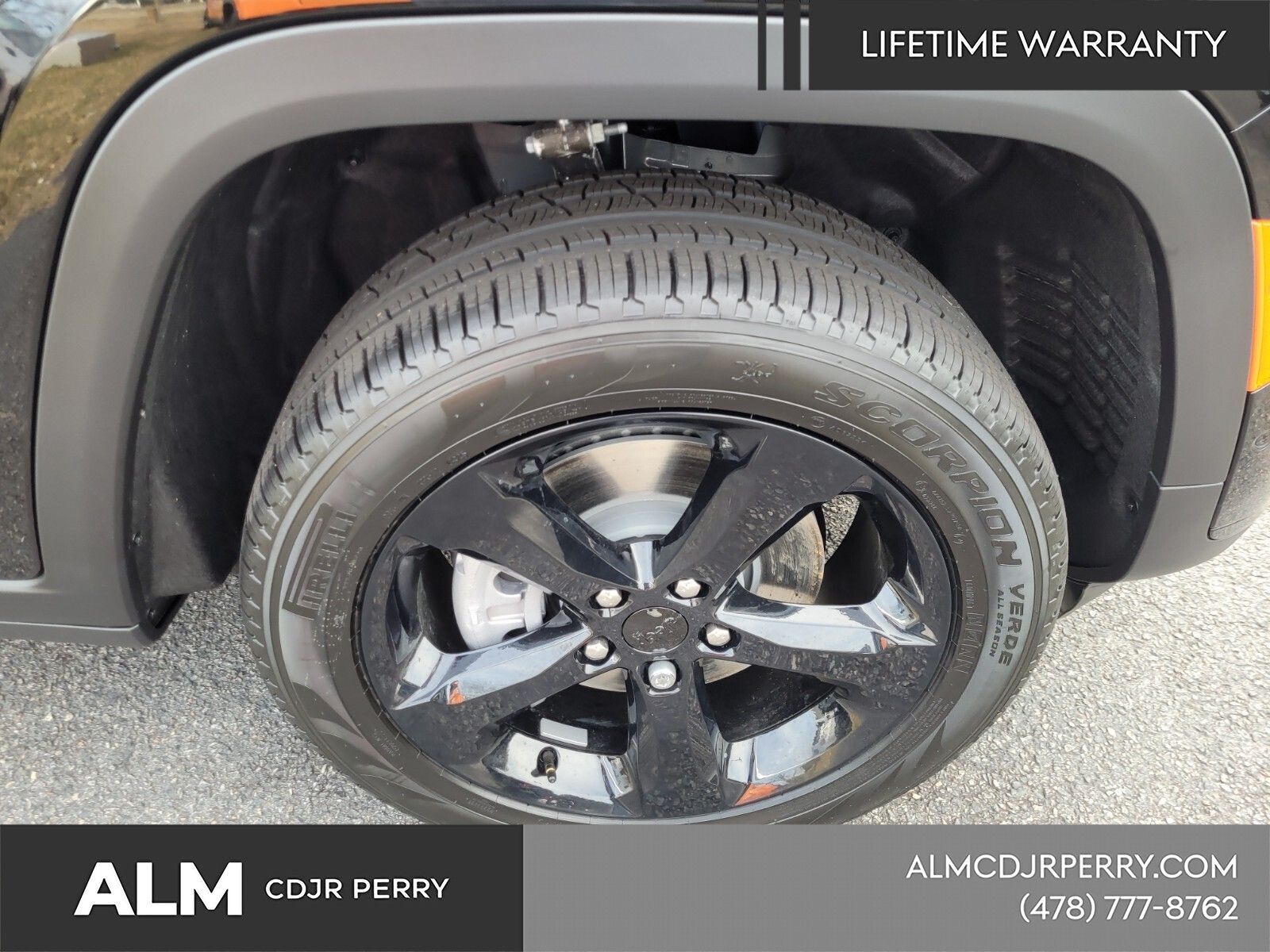 New 2025 Diamond Black Crystal Pearl-Coat Exterior Paint Jeep Limited image 17