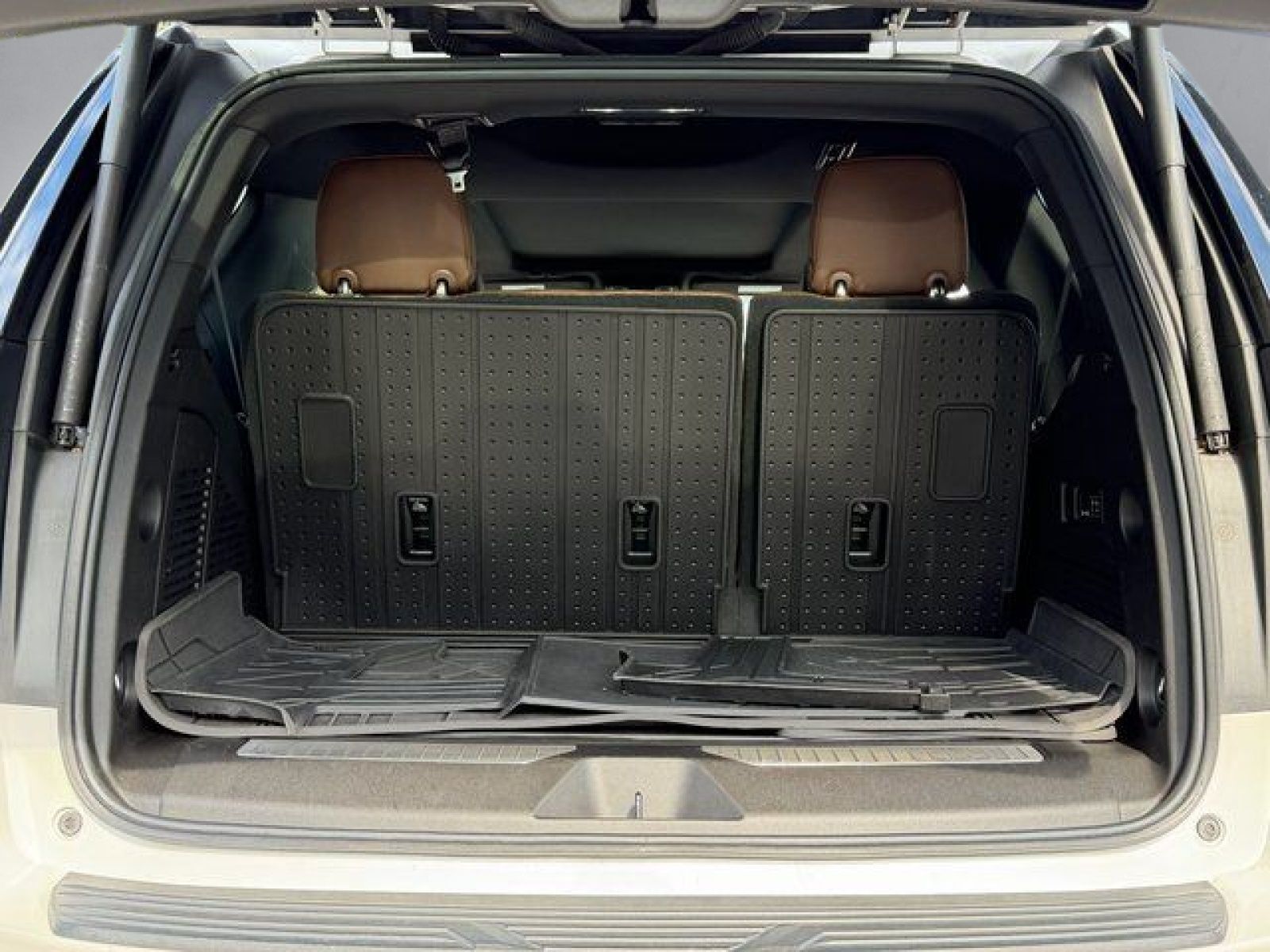 Used 2021 Iridescent Pearl Tricoat Chevrolet High Country image 31
