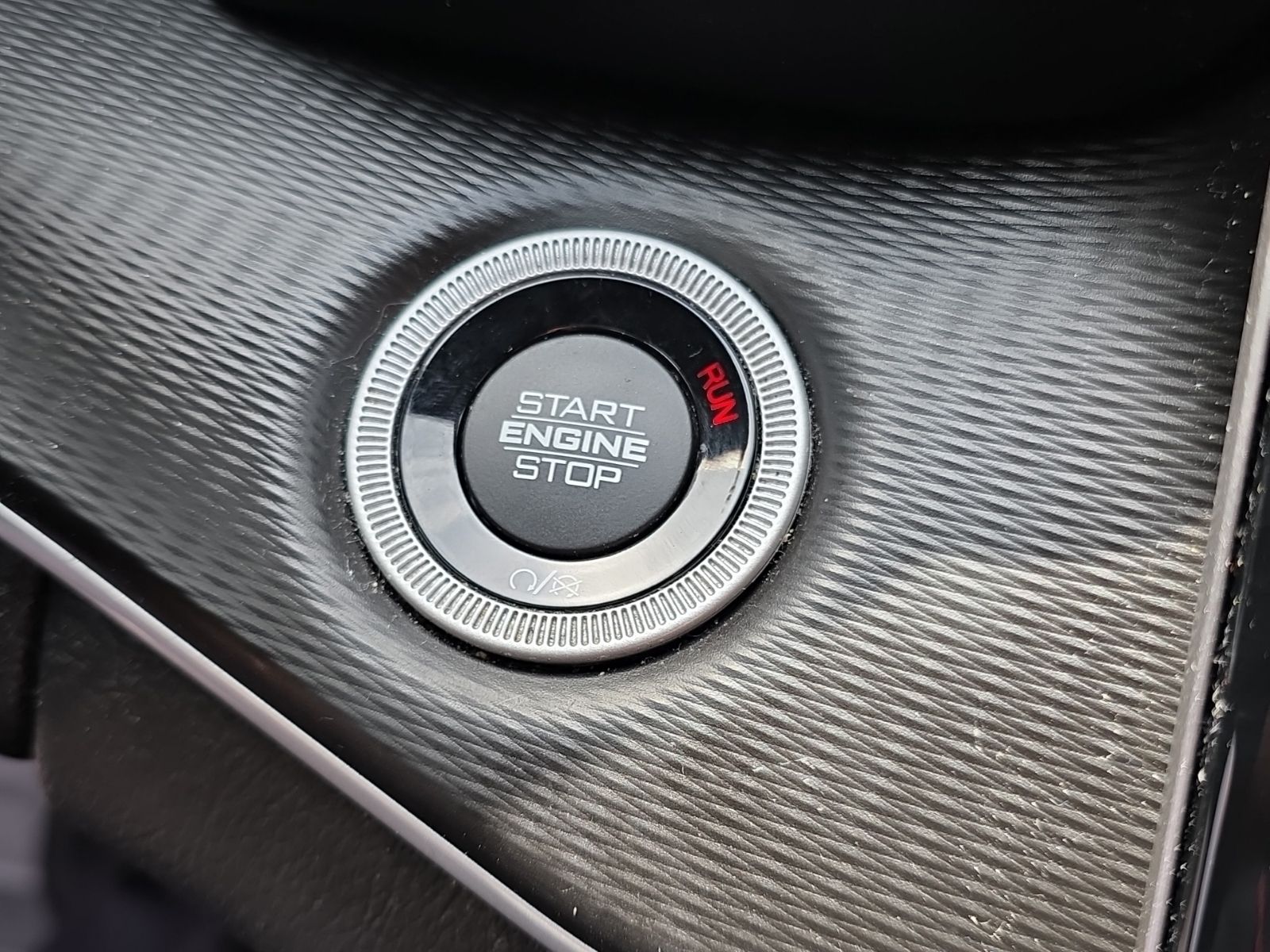 Used 2023 Red Jeep Altitude image 21