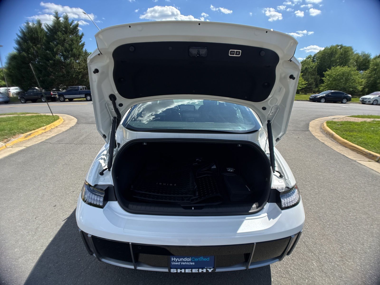 Used 2024 White Hyundai SEL image 18