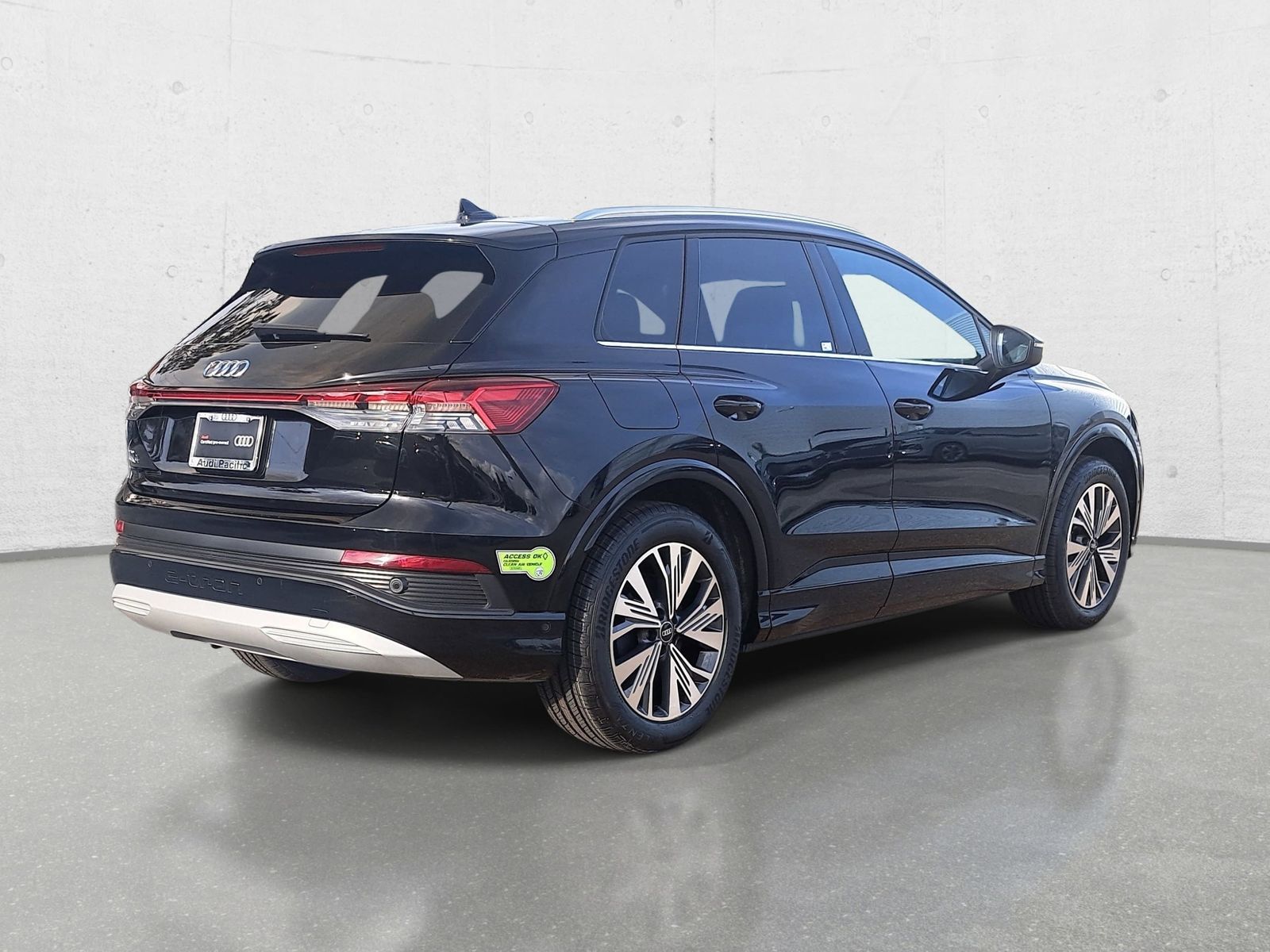 View vehicle photo 5