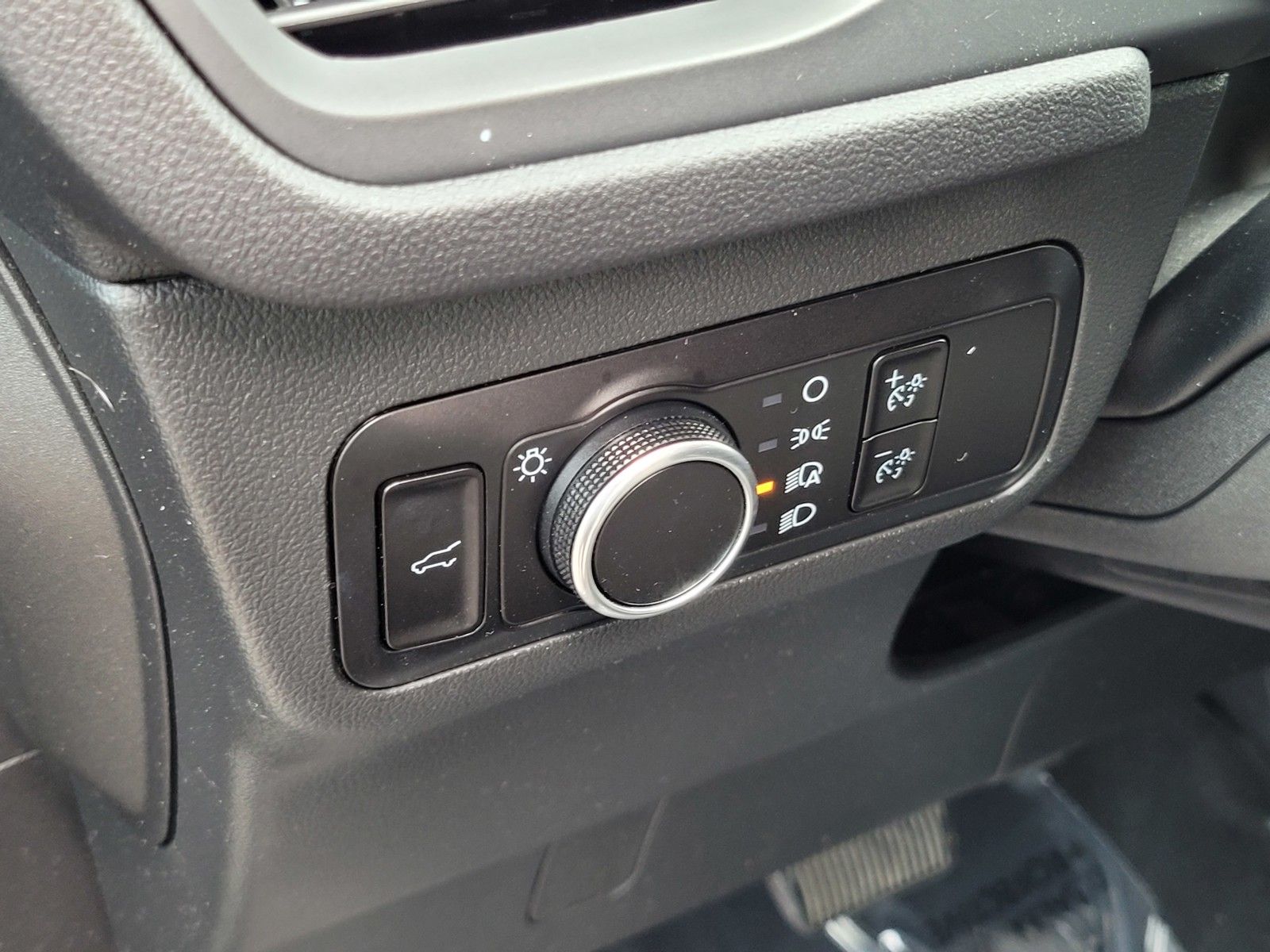 Used 2022 Black Ford SE image 18