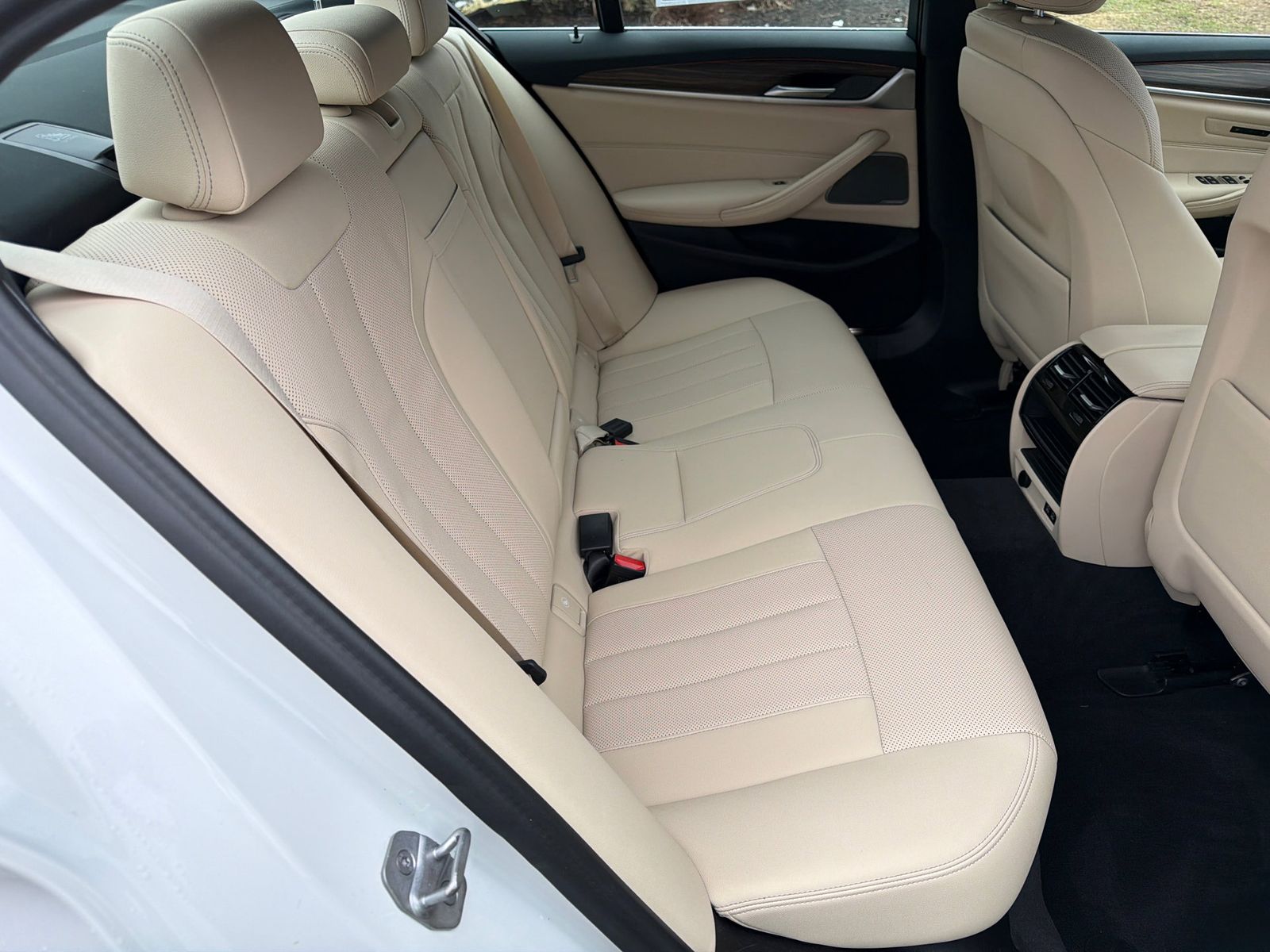 Used 2023 Alpine White BMW 540i xDrive image 34
