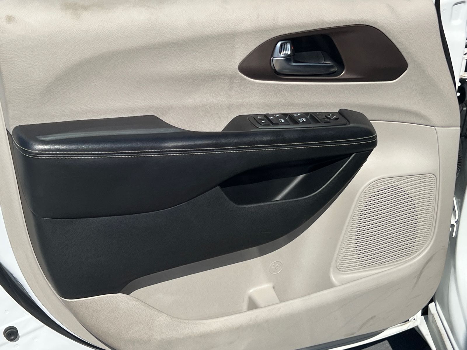 Used 2022 White Chrysler LX image 10