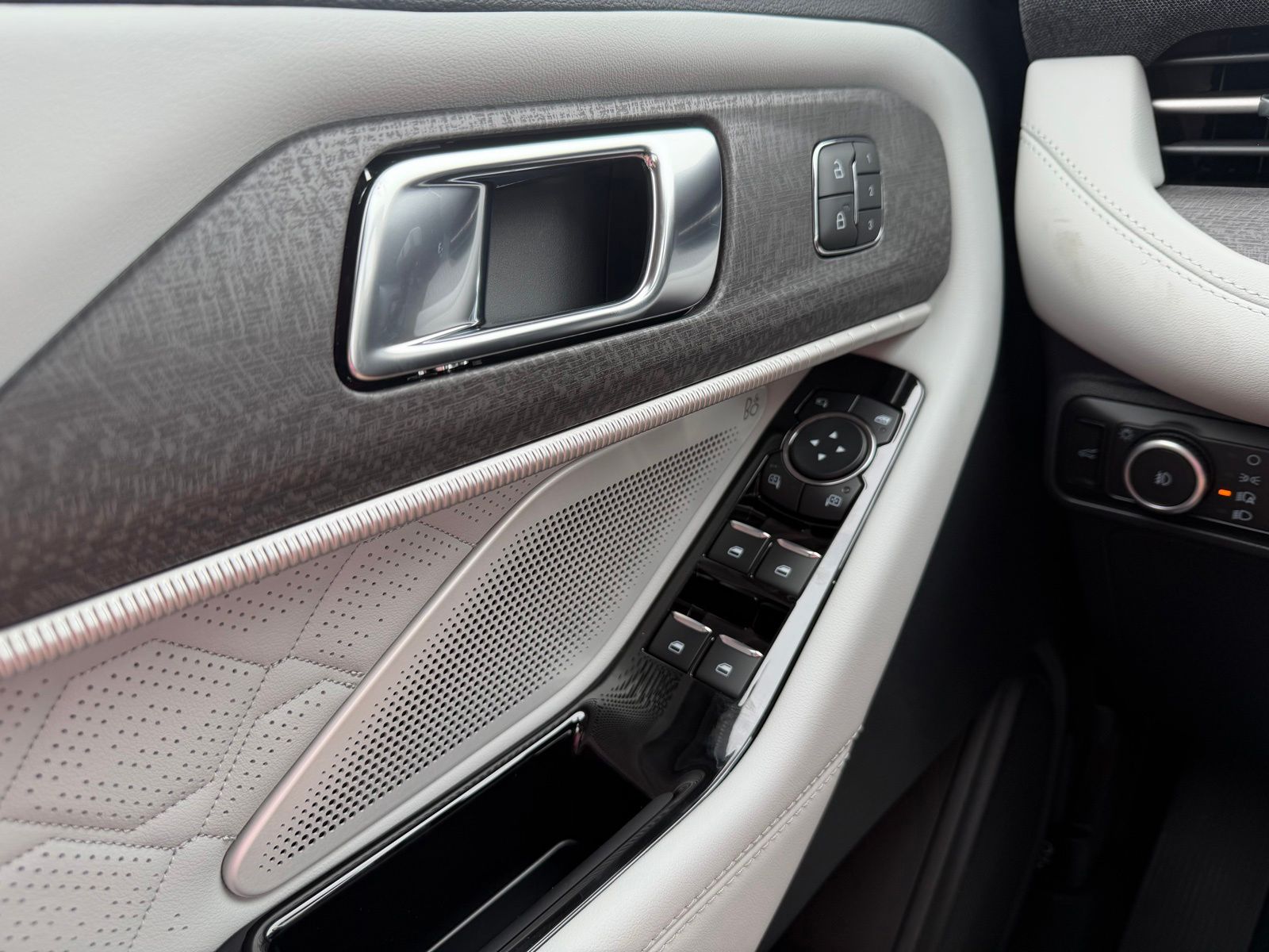 2026 Ford Explorer image 25