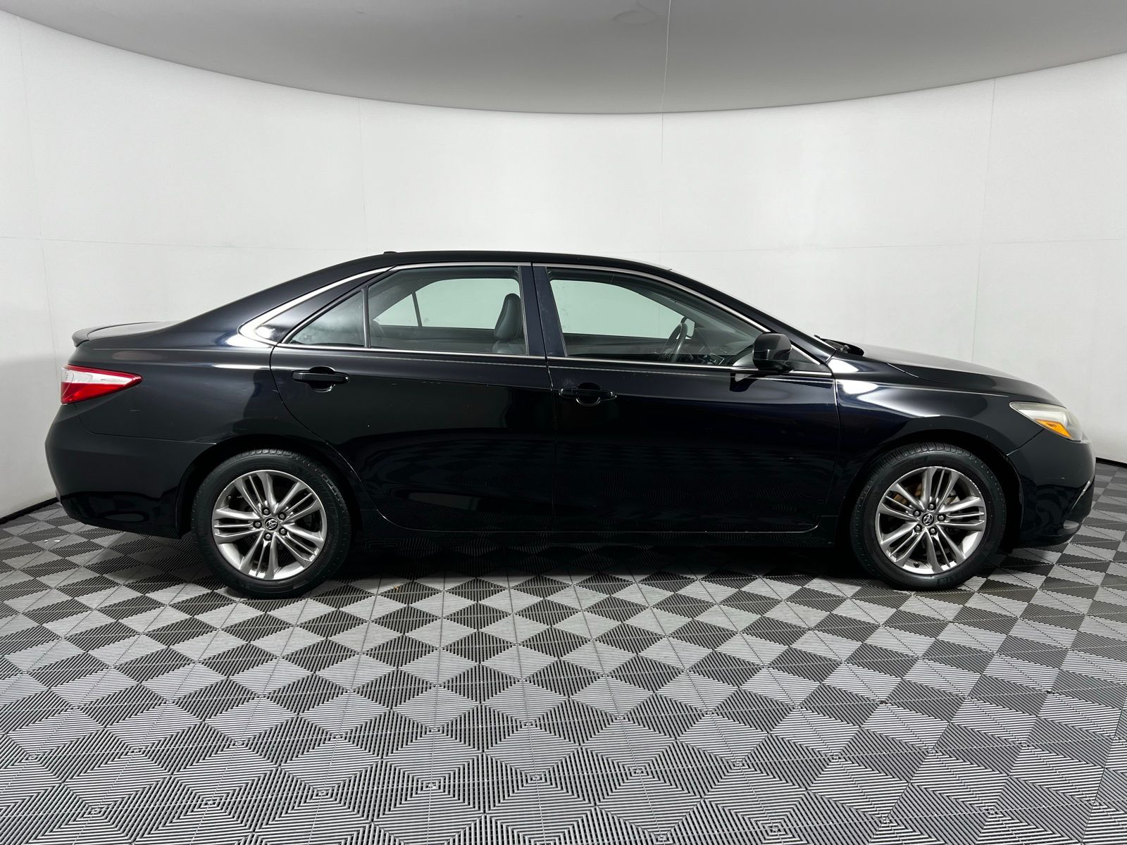 2016 Toyota Camry SE 2