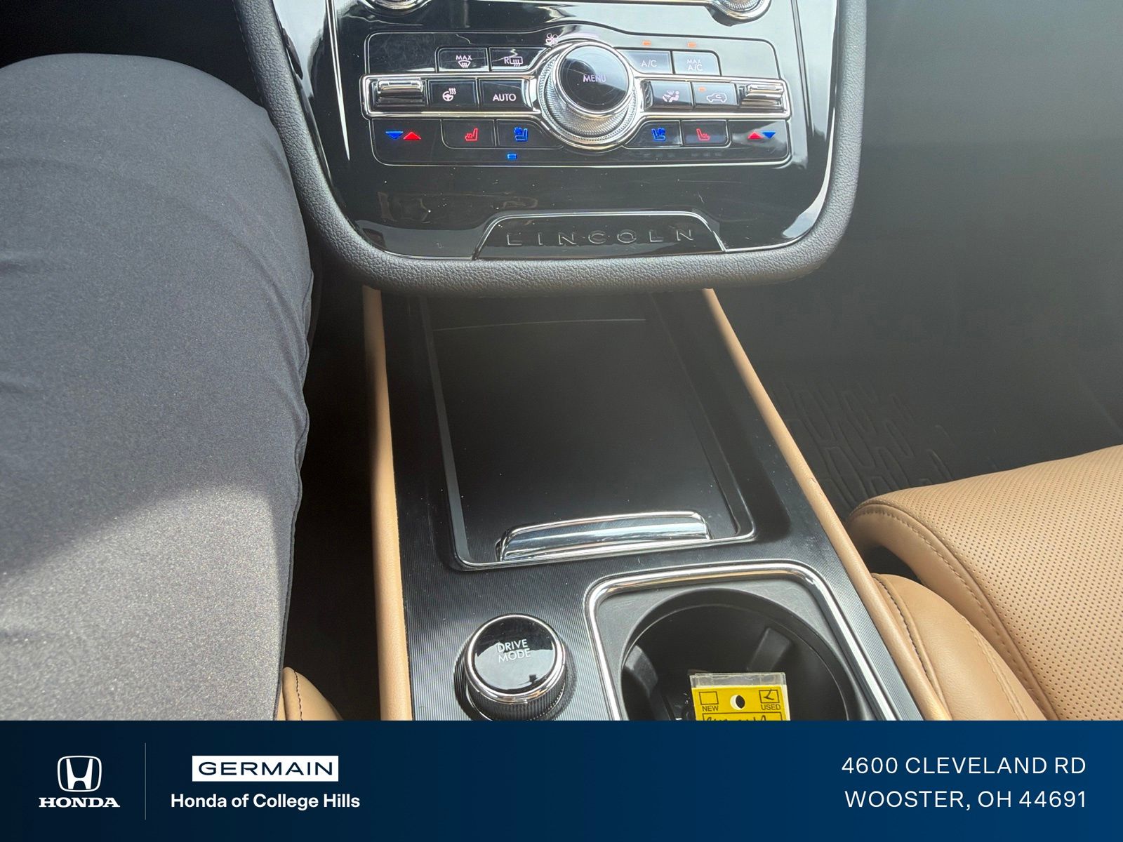 Used 2022 Blue Lincoln Grand Touring image 28
