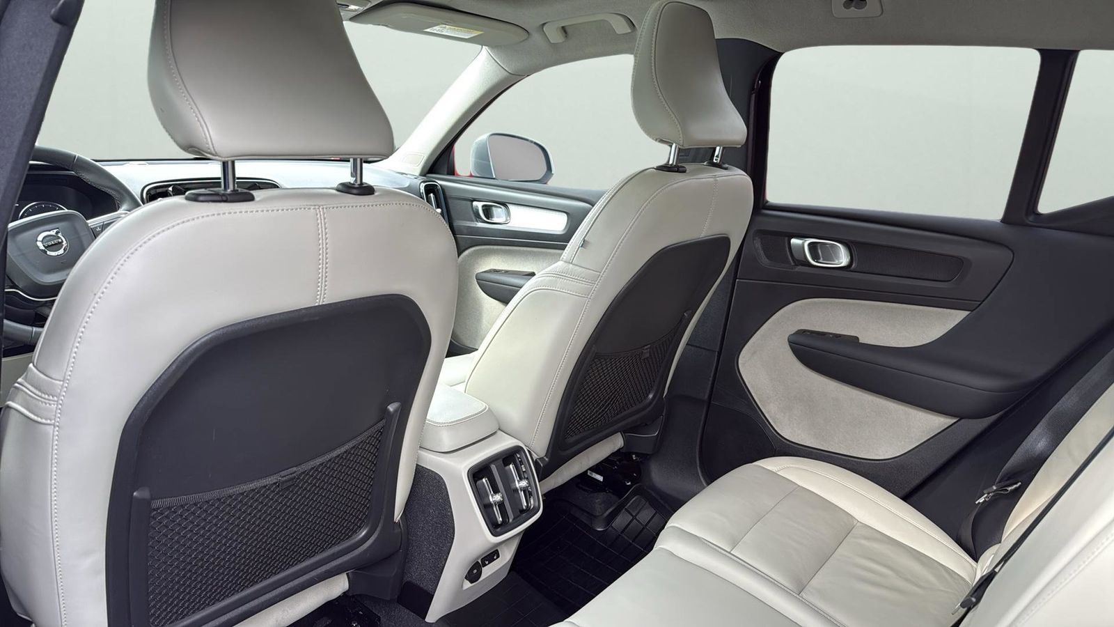 Used Car 2022 Volvo Xc40  Momentum For Sale Under $30,000 In Austin, Texas