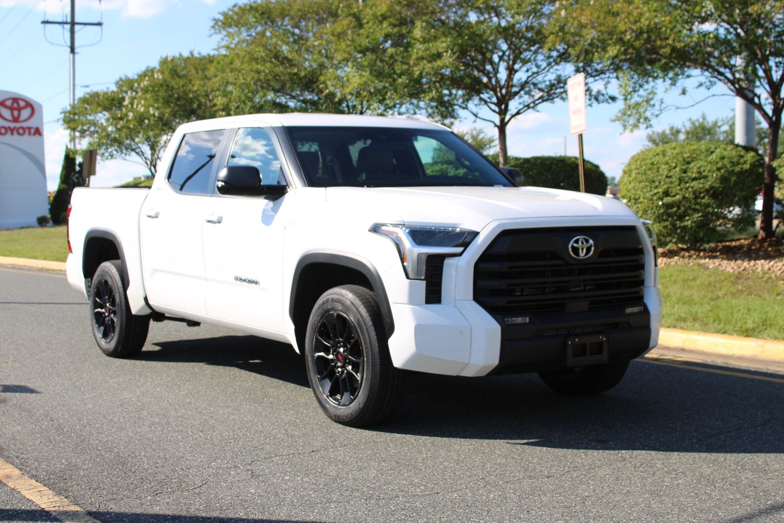 Used 2025 White Toyota SR5 image 28