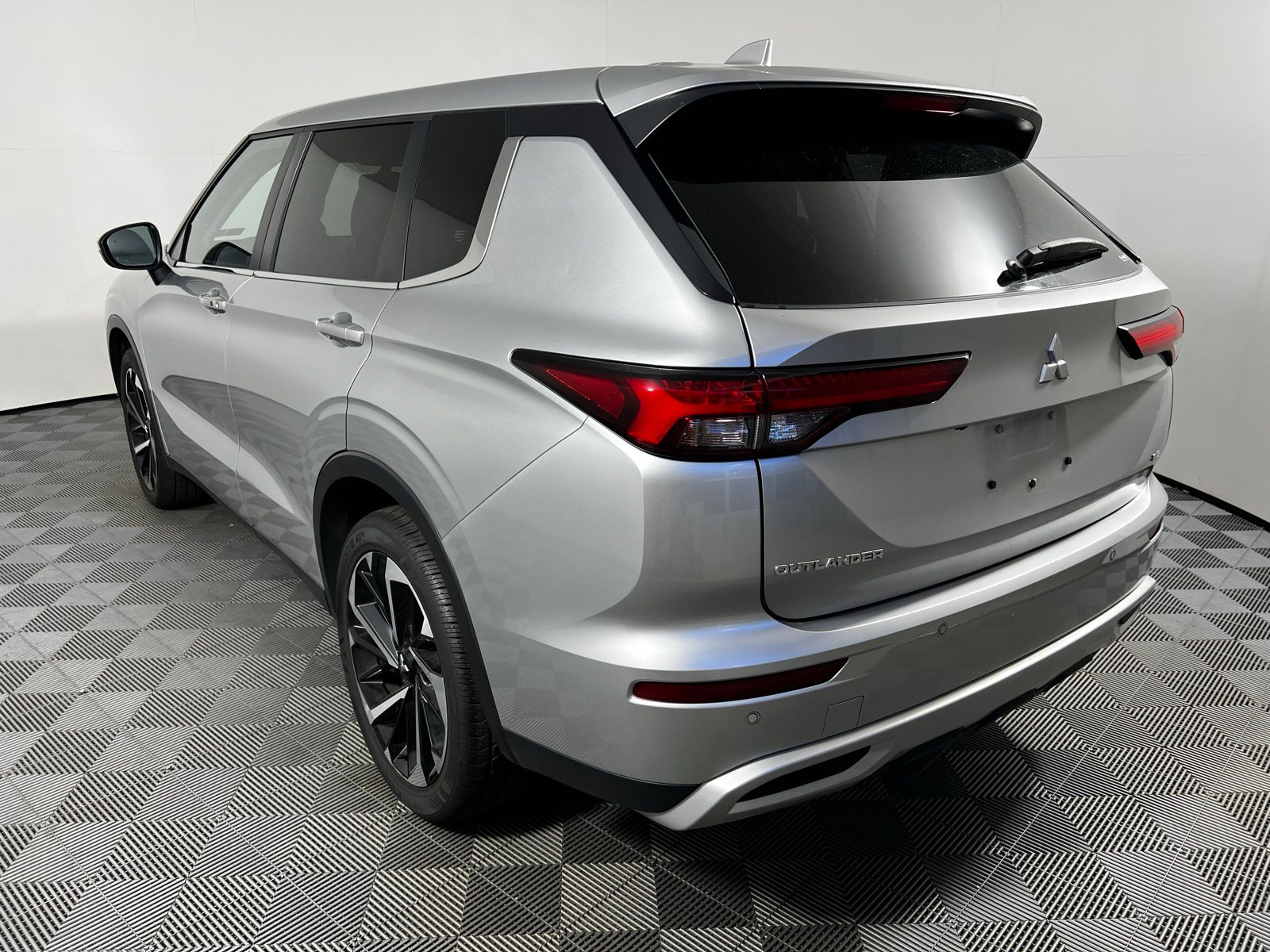 Thumbnail: 2024 Mitsubishi Outlander - 7