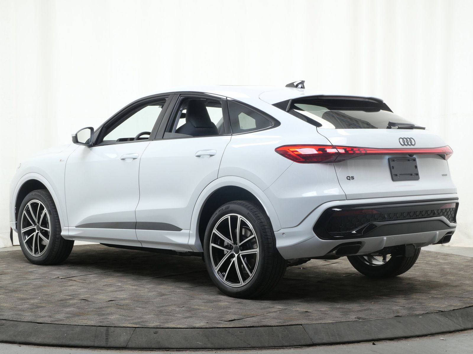 View vehicle photo 4