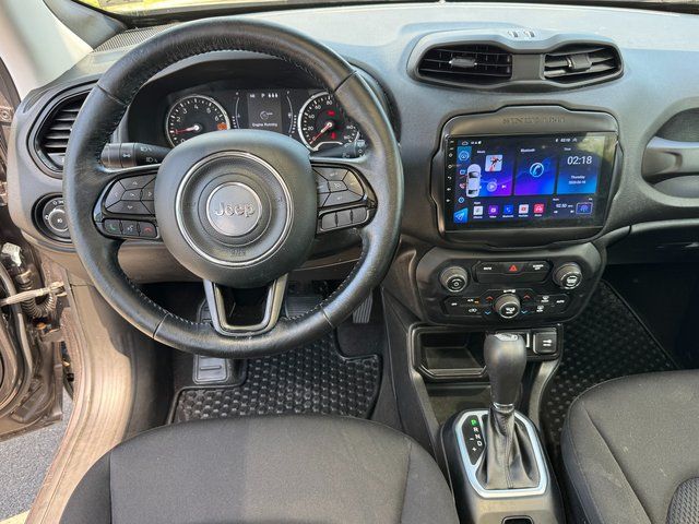 Used 2019 Gray Jeep Latitude image 3