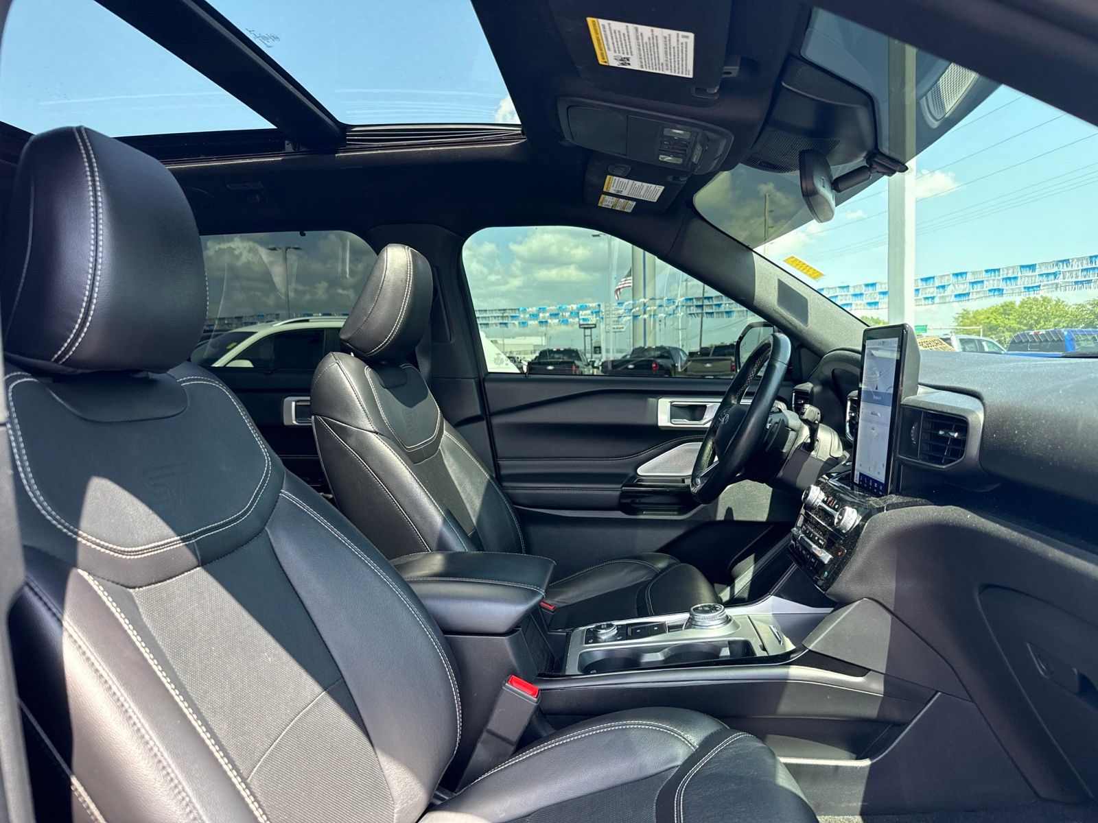 2022 Ford Explorer image 16