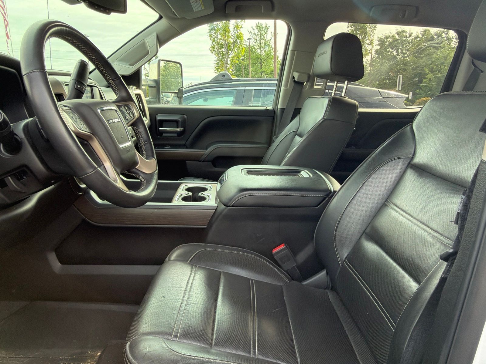 Used 2019 White GMC Denali image 4