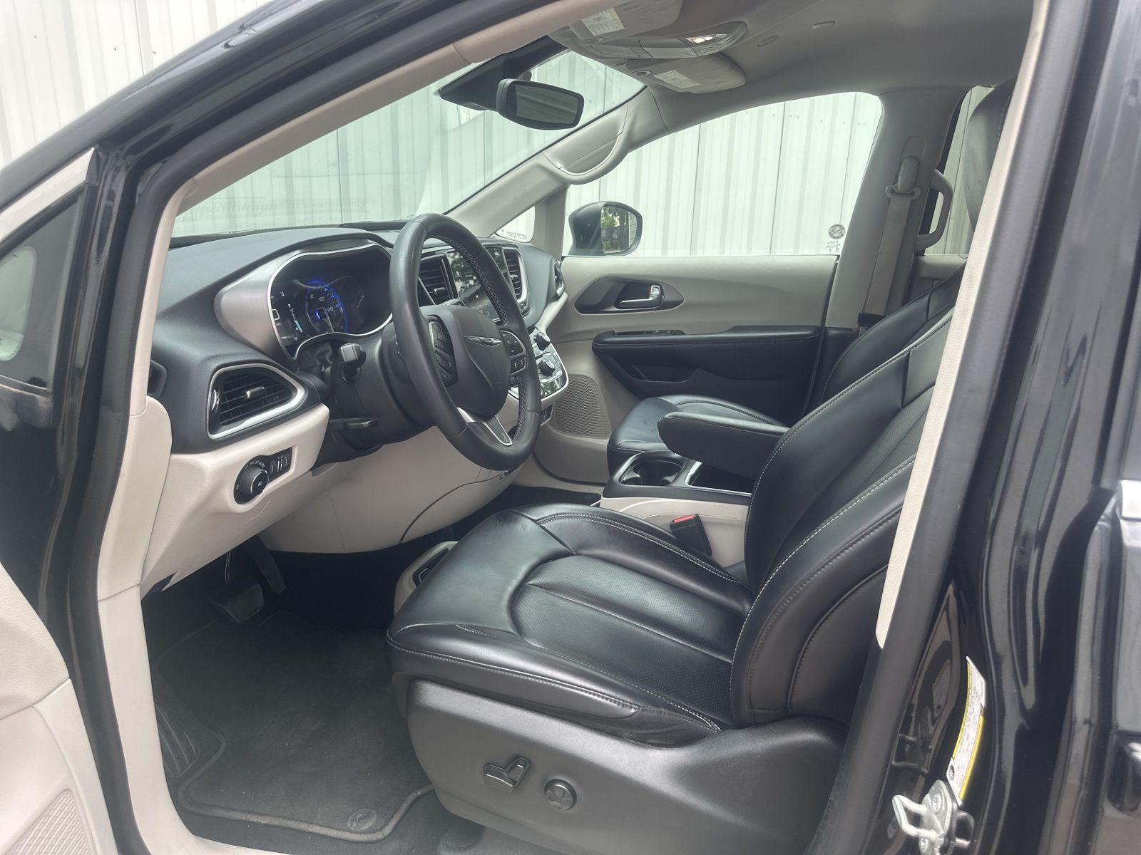 Used Car 2023 Chrysler Pacifica  Touring L For Sale Under $25,000 In Austin, Texas