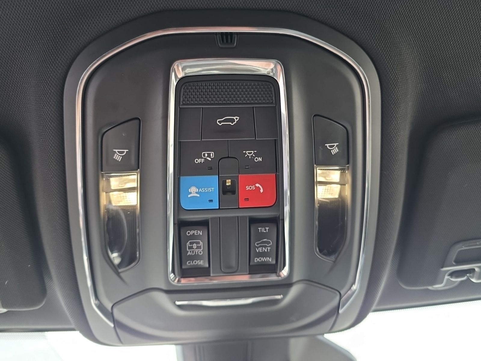 Used 2023 Red Jeep Altitude image 22