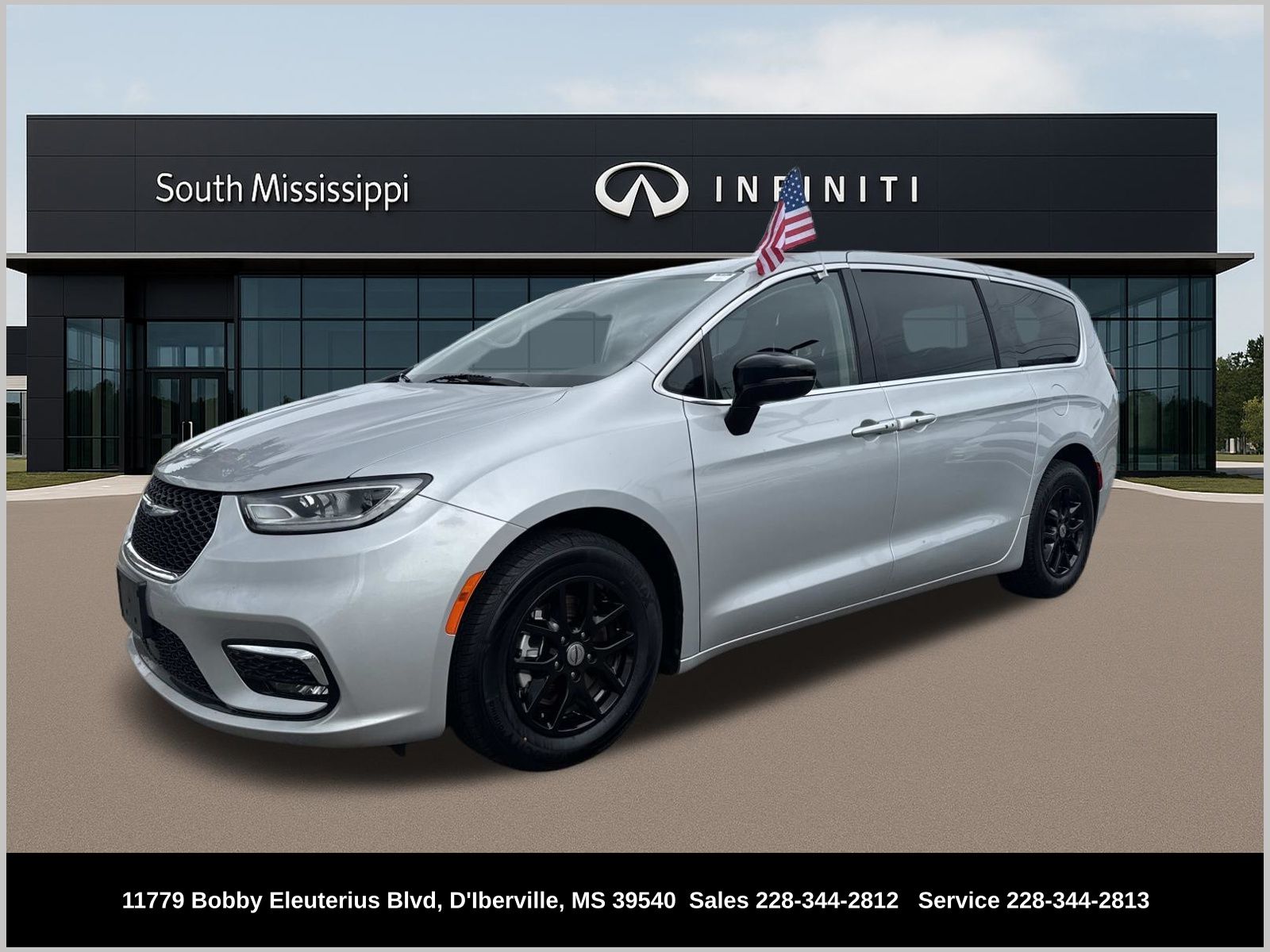 Silver Mist Clearcoat 2024 Chrysler Pacifica Minivan Front-Wheel Drive 9-Speed Automatic