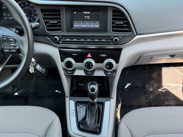 Used 2019 Machine Gray Hyundai SE image 12