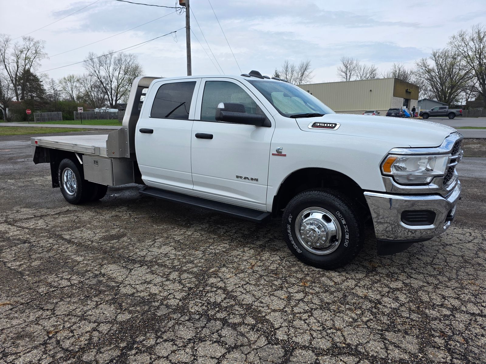 Bright White Clearcoat 2022 RAM 3500 Chassis Tradesman Crew Cab DRW 4WD Pickup Truck Four-Wheel Drive 6-Speed Automatic