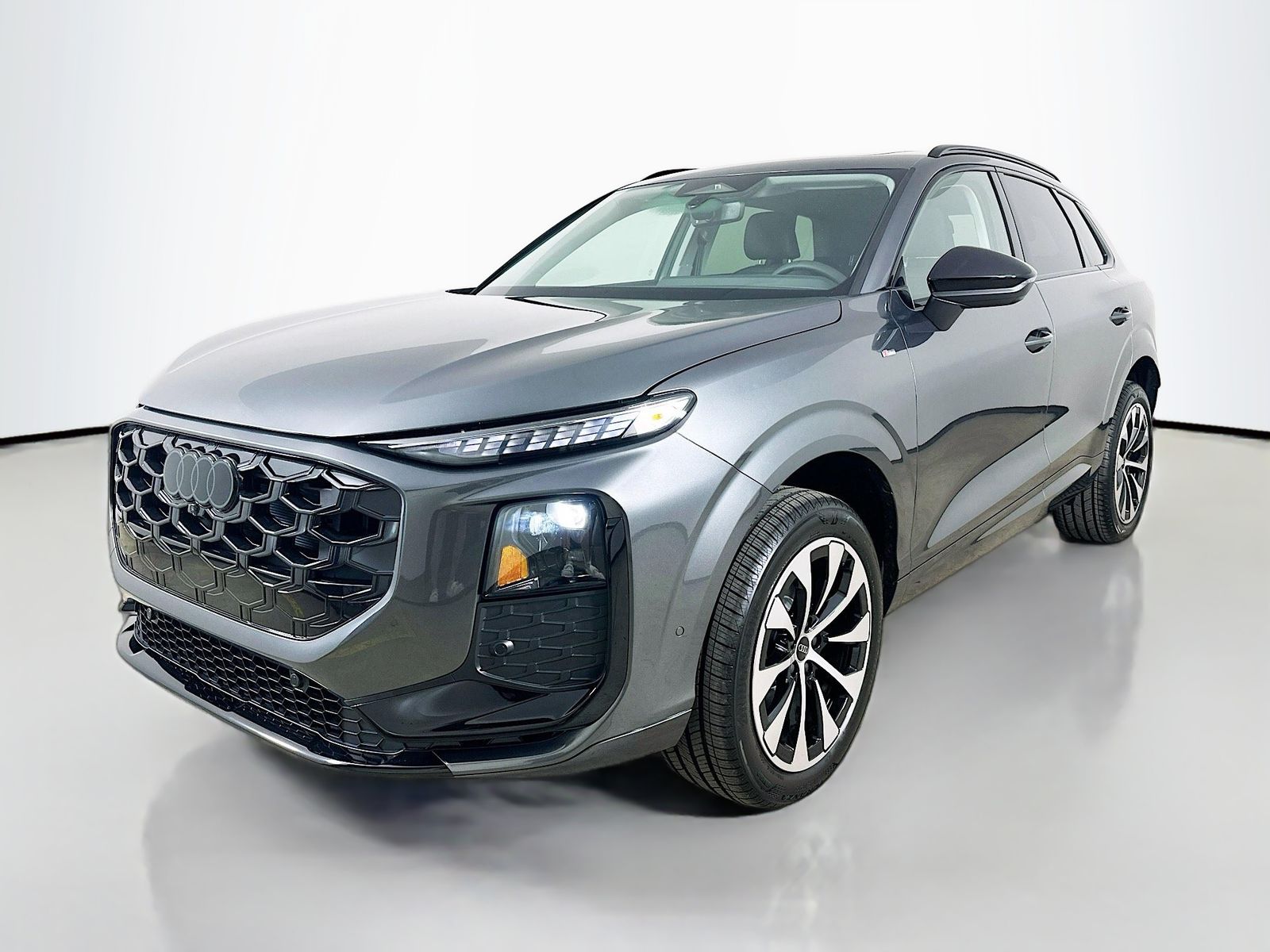 Daytona Gray Pearl Effect 2026 Audi Q3 SUV / Crossover All-Wheel Drive 7-Speed Automatic