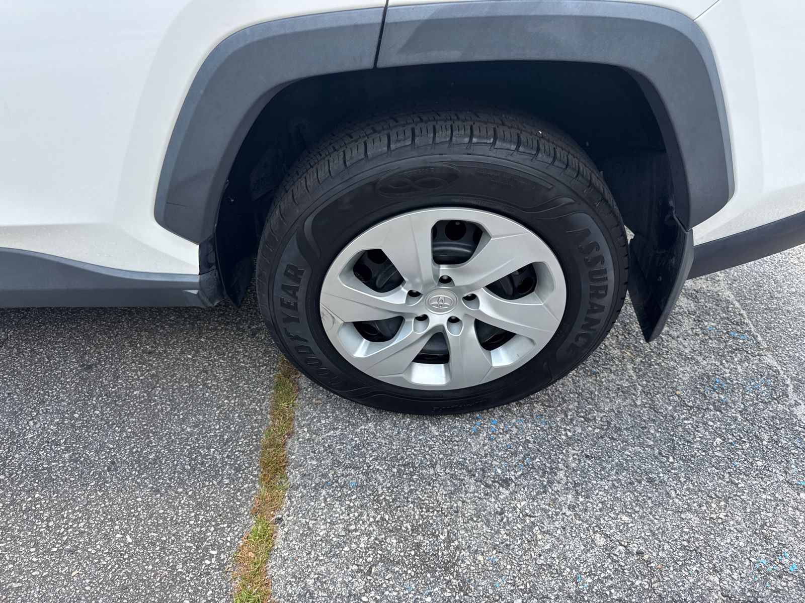 Used 2019 White Toyota LE image 19