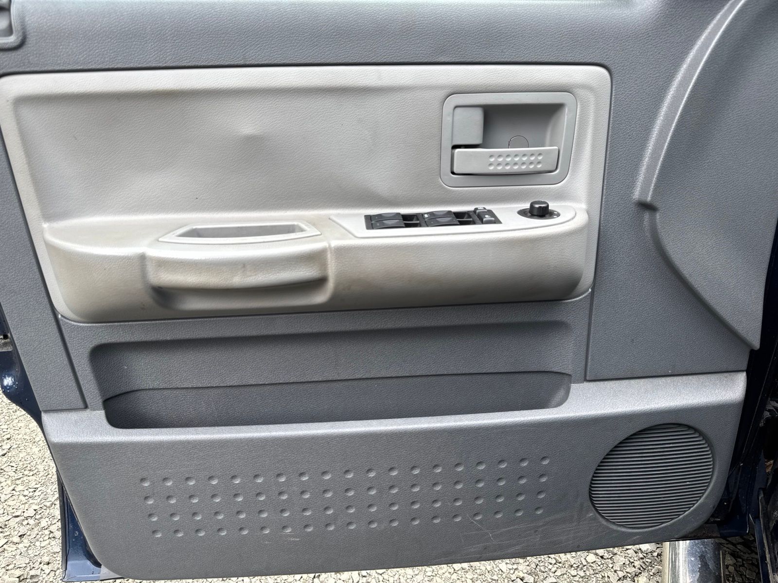 Used 2005 Blue Dodge SLT image 24