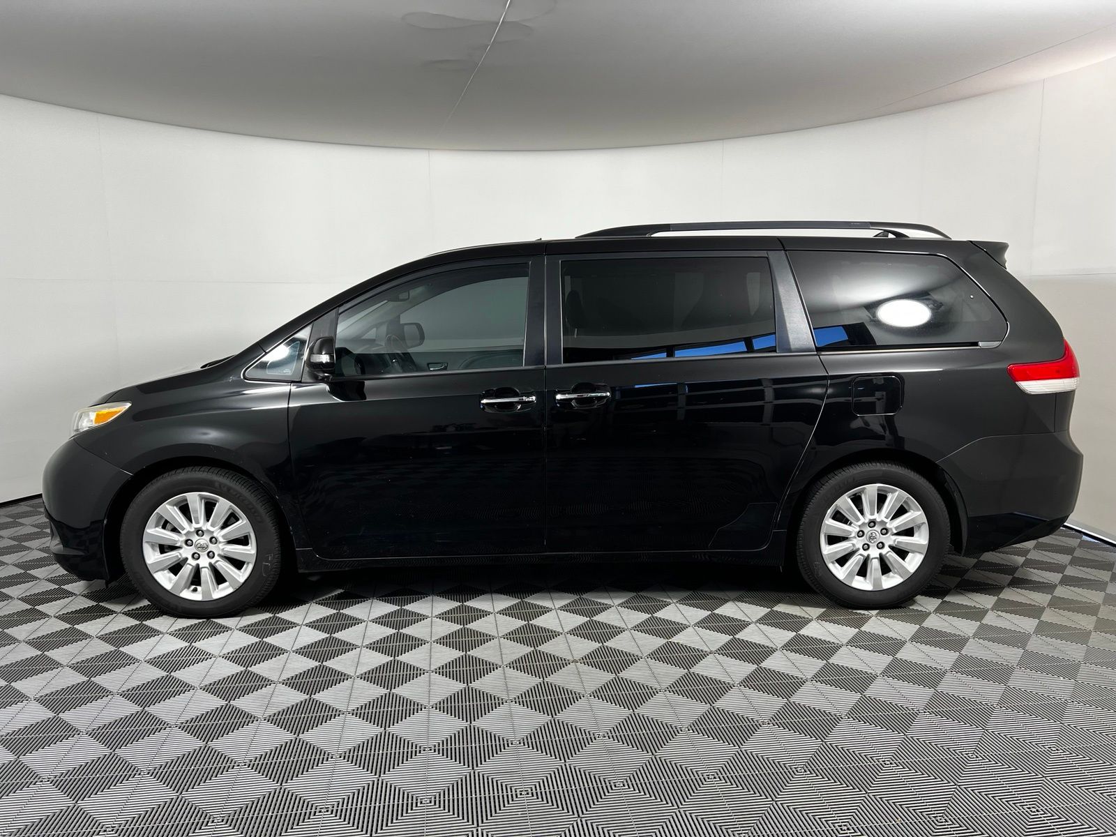 Thumbnail: 2013 Toyota Sienna - 8