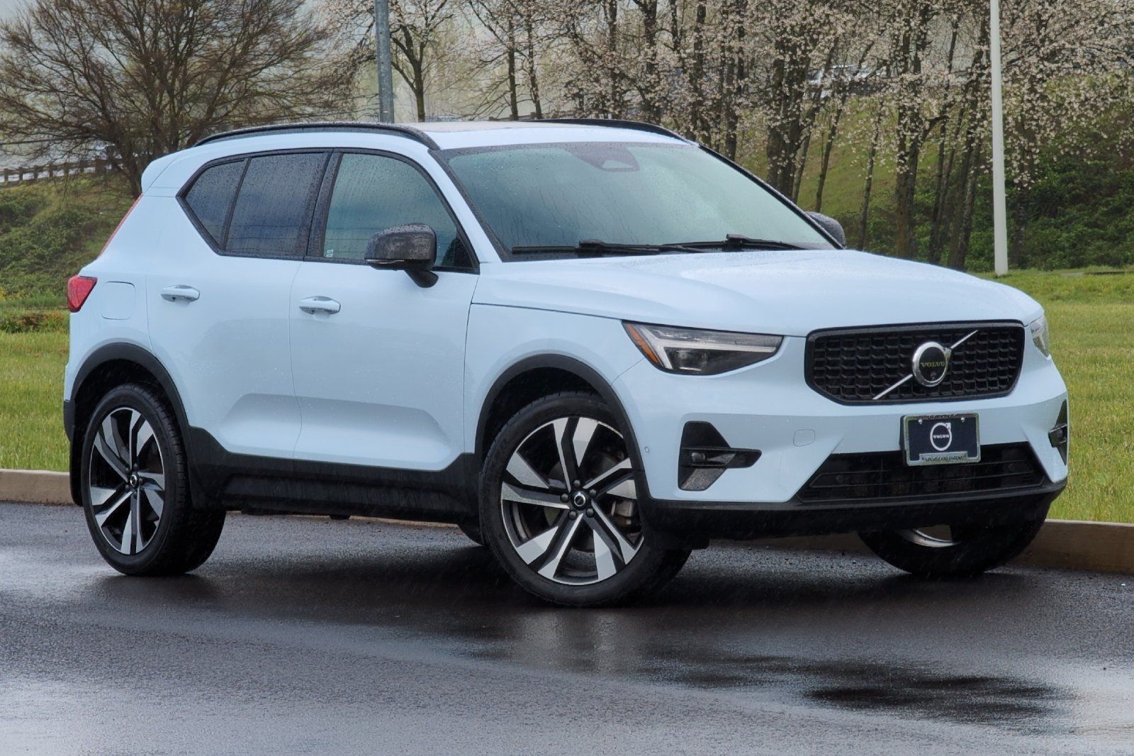 White (Cloud) 2024 Volvo XC40 B5 Plus Dark Theme AWD SUV / Crossover All-Wheel Drive Automatic