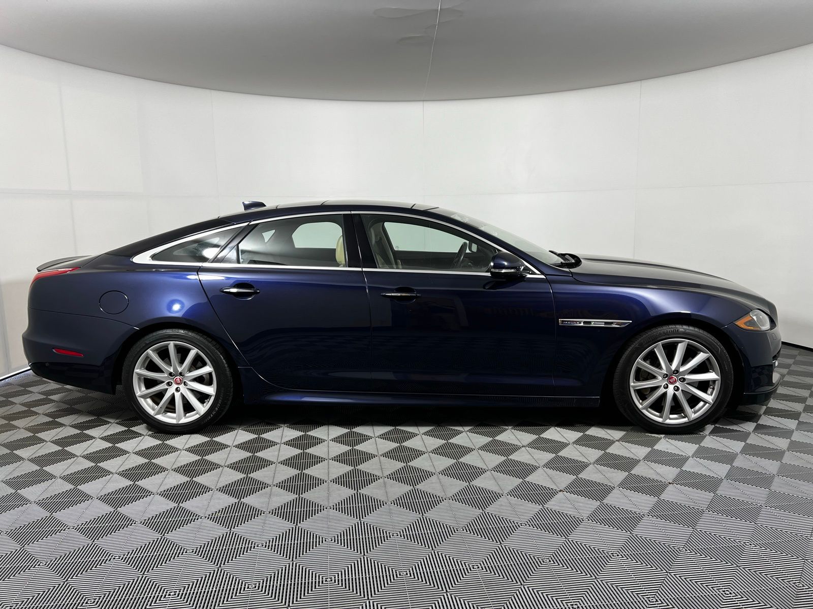 Thumbnail: 2016 Jaguar XJ - 4