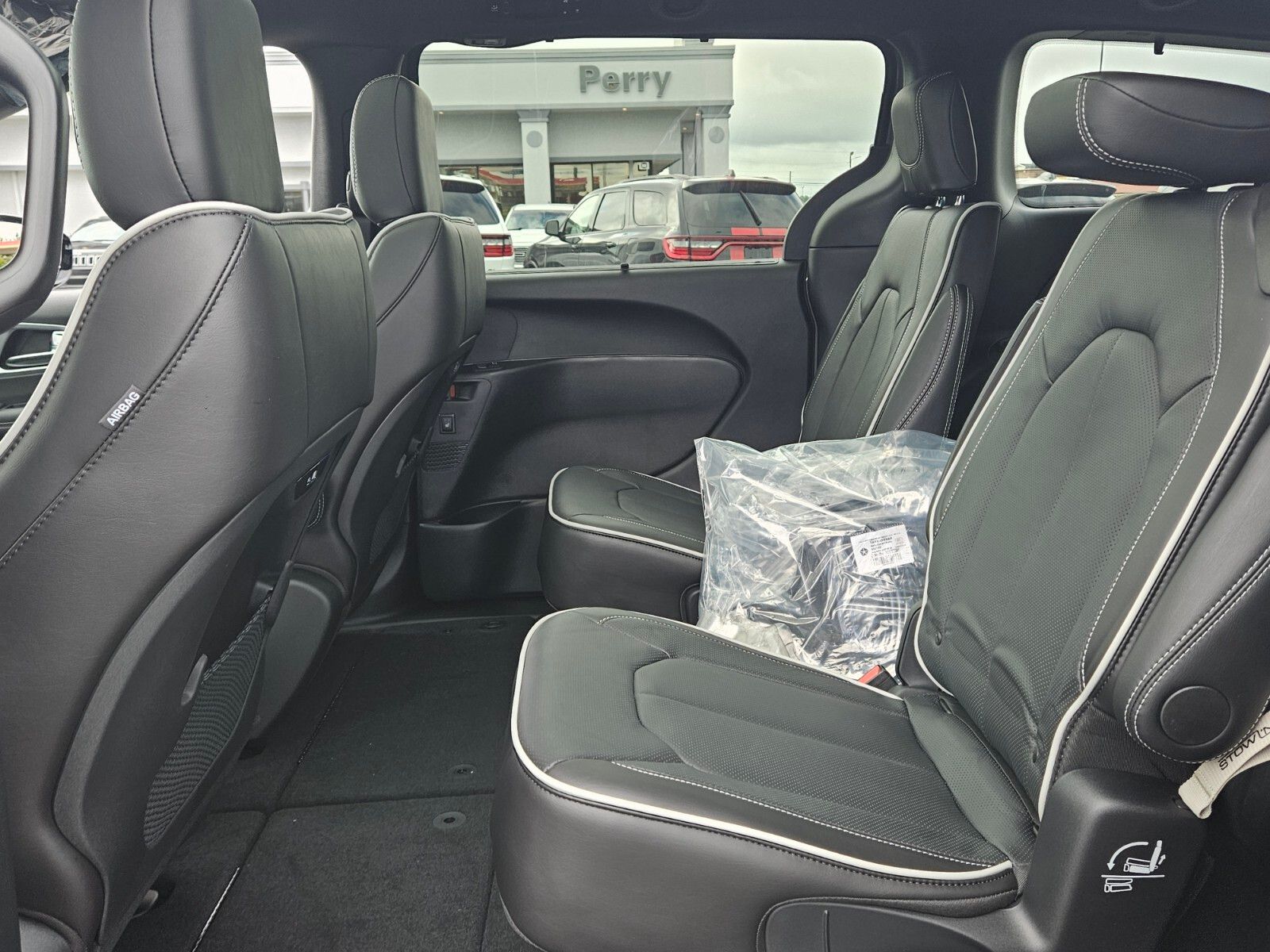2025 Chrysler Pacifica Limited photo 4