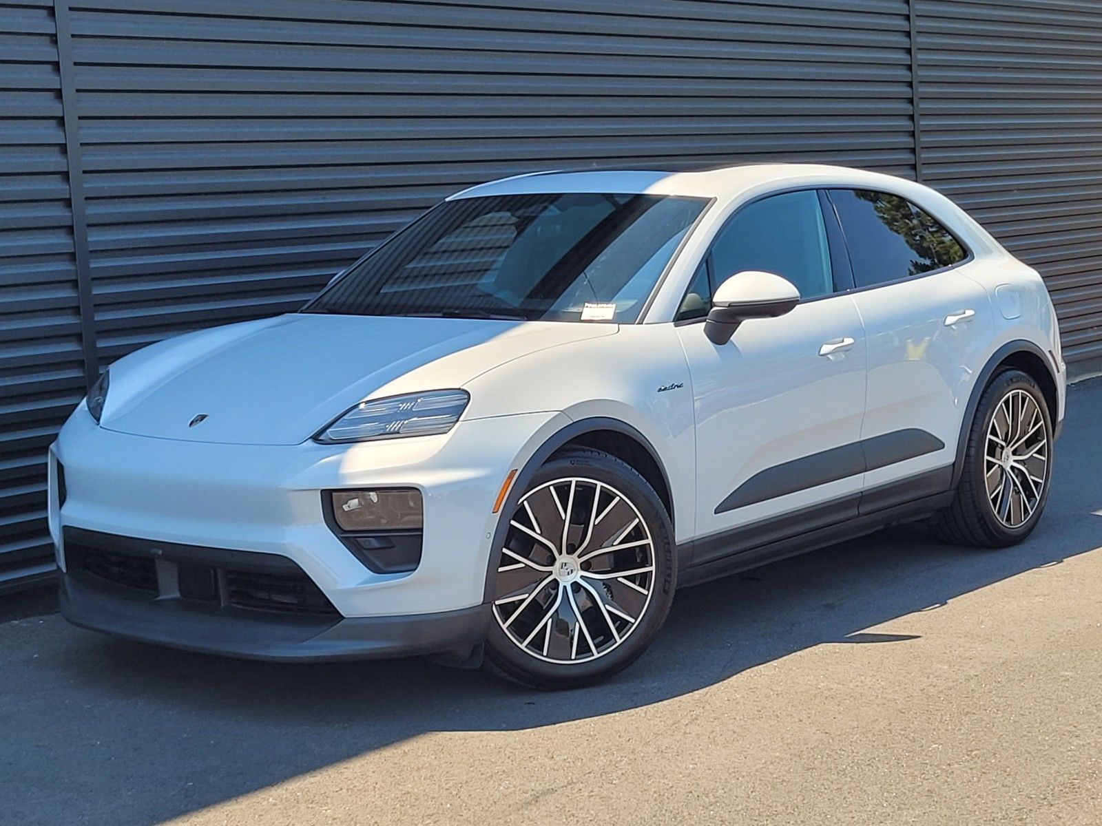 2025 Porsche Macan Electric Base — full photo 1 of 28