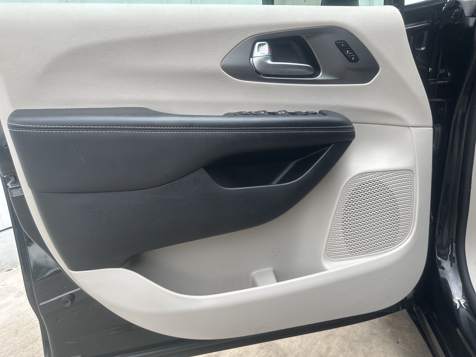 Used Car 2023 Chrysler Pacifica  Touring L For Sale Under $25,000 In Austin, Texas