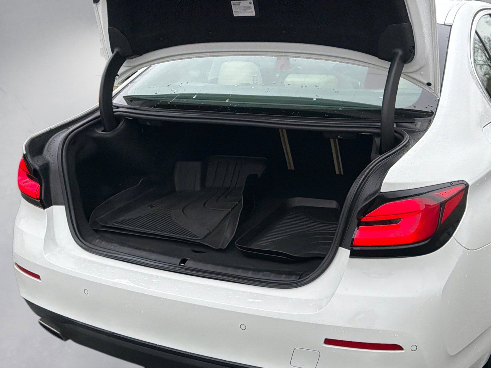Used 2023 Alpine White BMW 540i xDrive image 25