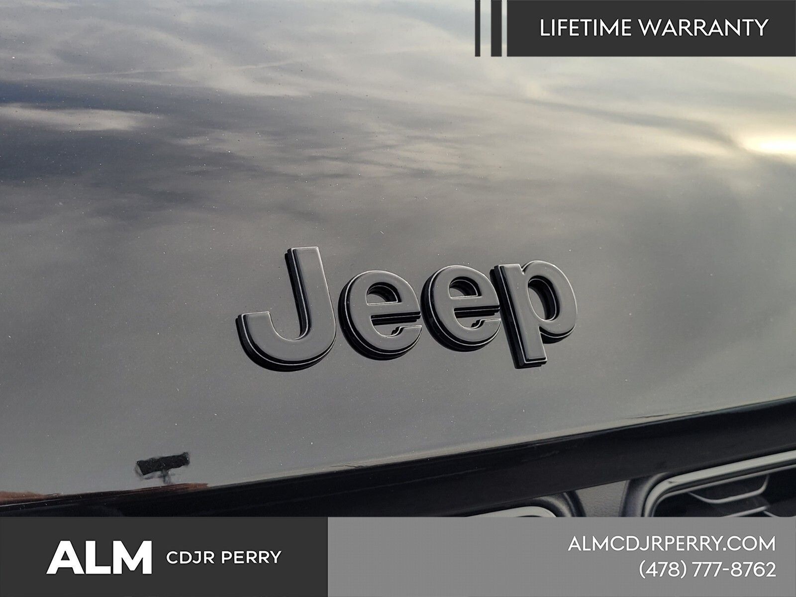 New 2025 Diamond Black Crystal Pearl-Coat Exterior Paint Jeep Limited image 19