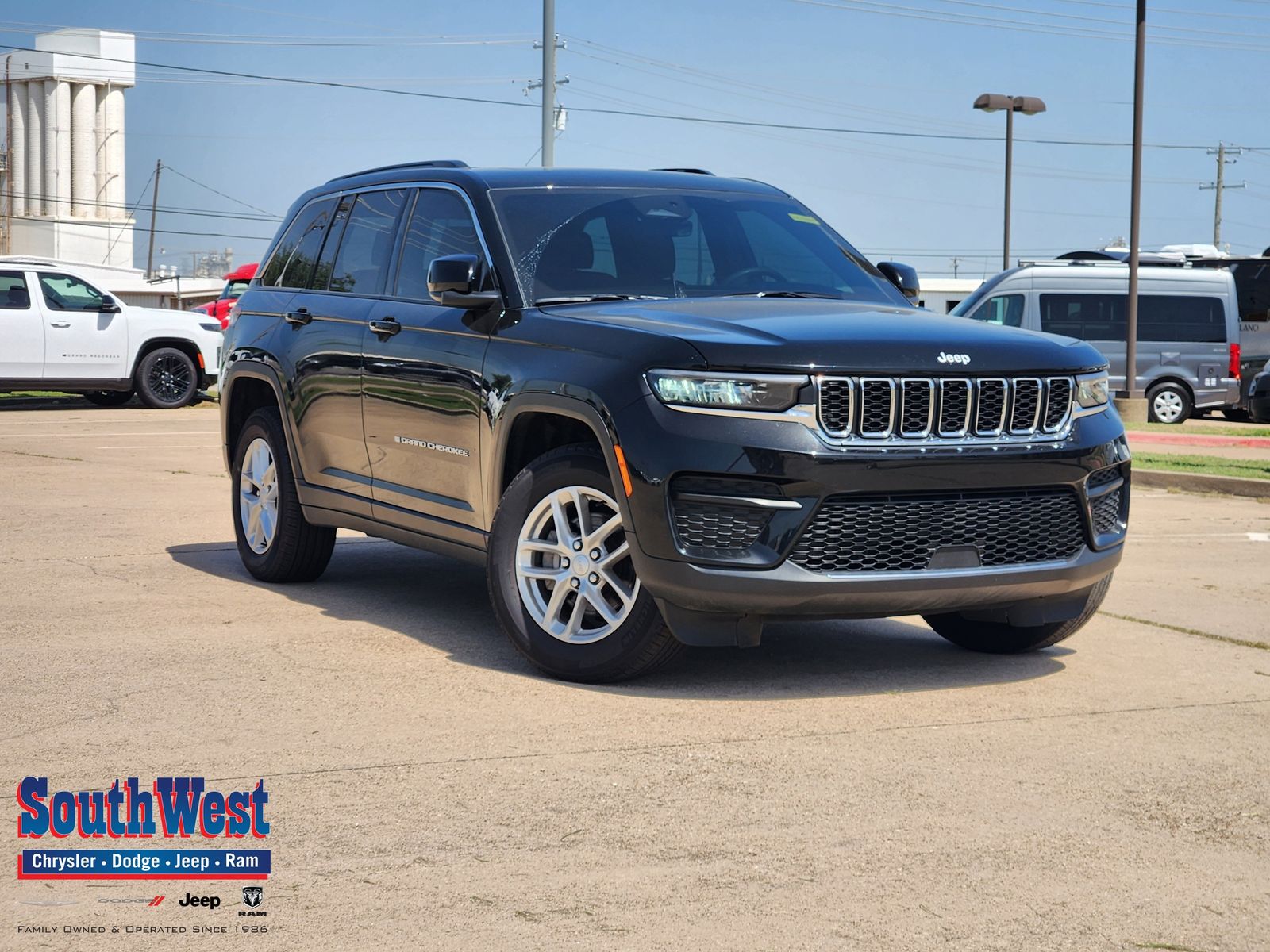 Diamond Black Crystal Pearlcoat 2025 Jeep Grand Cherokee SUV / Crossover 4X2 8-Speed Automatic