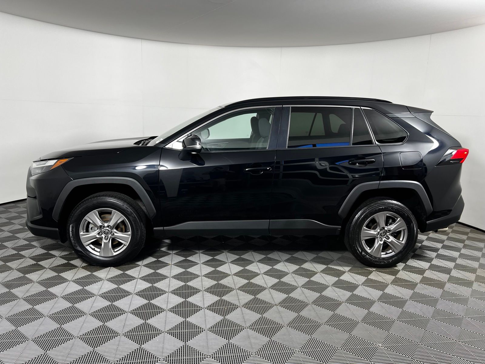 Thumbnail: 2022 Toyota RAV4 - 8