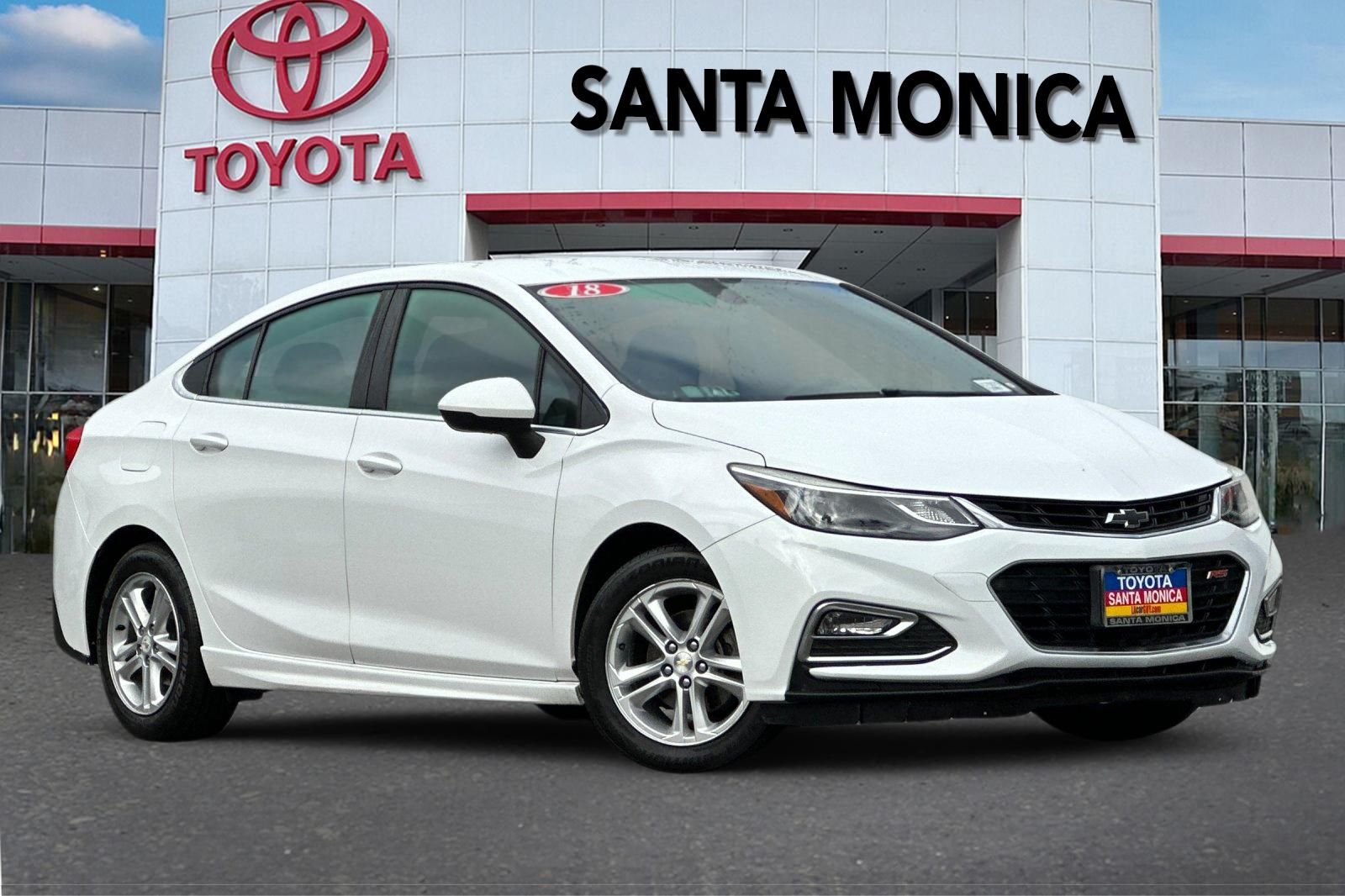 Summit White 2018 Chevrolet Cruze Sedan Front-Wheel Drive 6-Speed Automatic