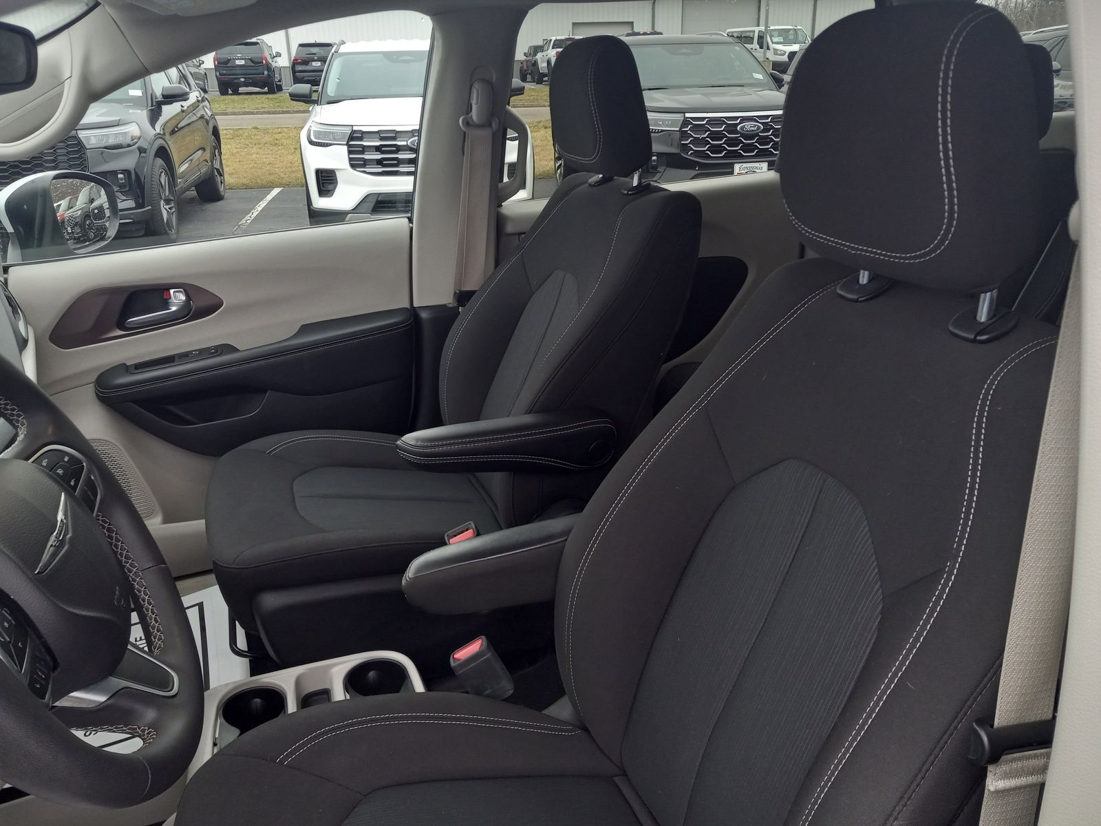 2023 Chrysler Voyager image 13